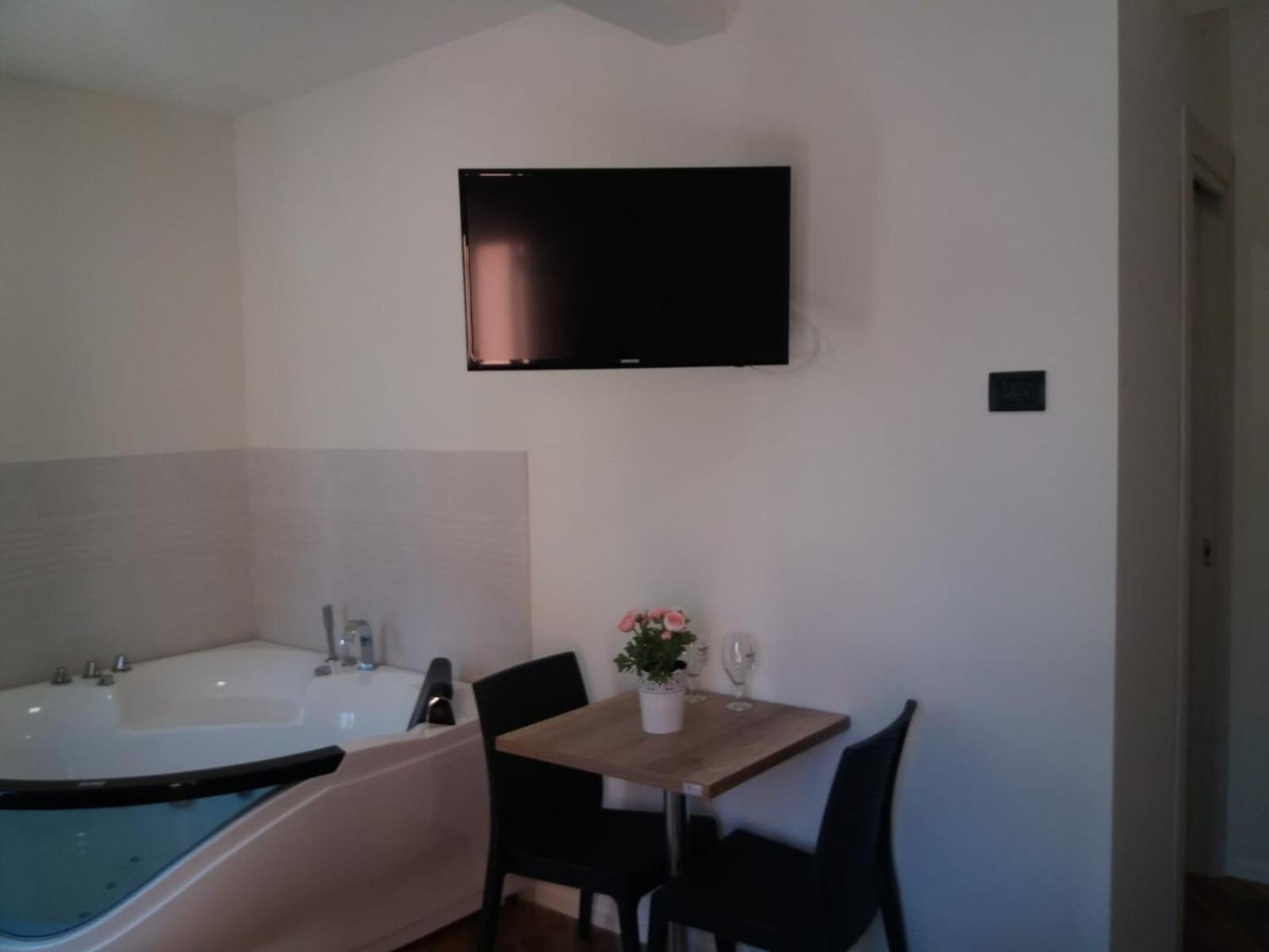 One-Bedroom House photo 1