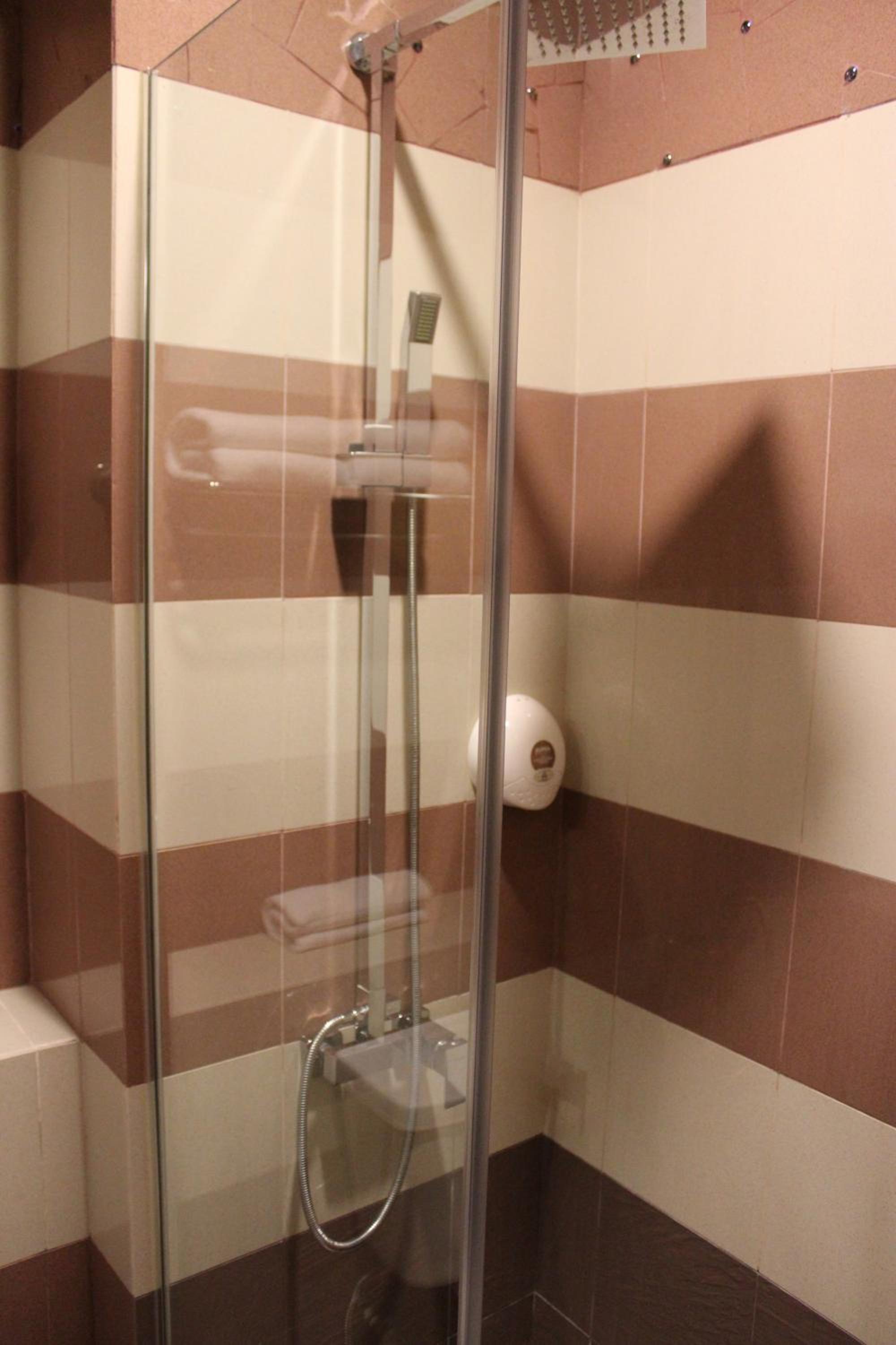 Day Use - Standard Queen Room (No Window) from 8am to 2pm (6hours) photo 2