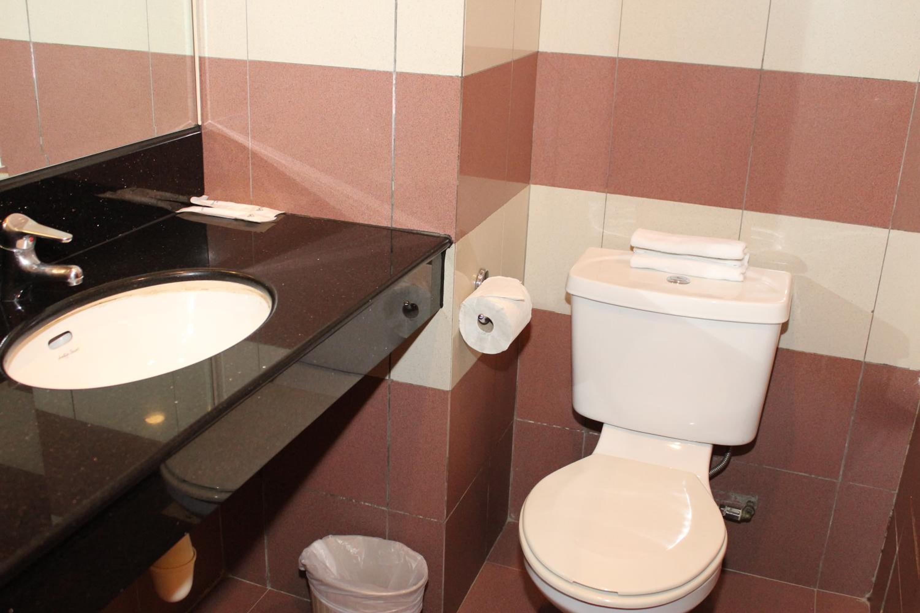 Day Use - Standard Queen Room (No Window) from 8am to 2pm (6hours) photo 3