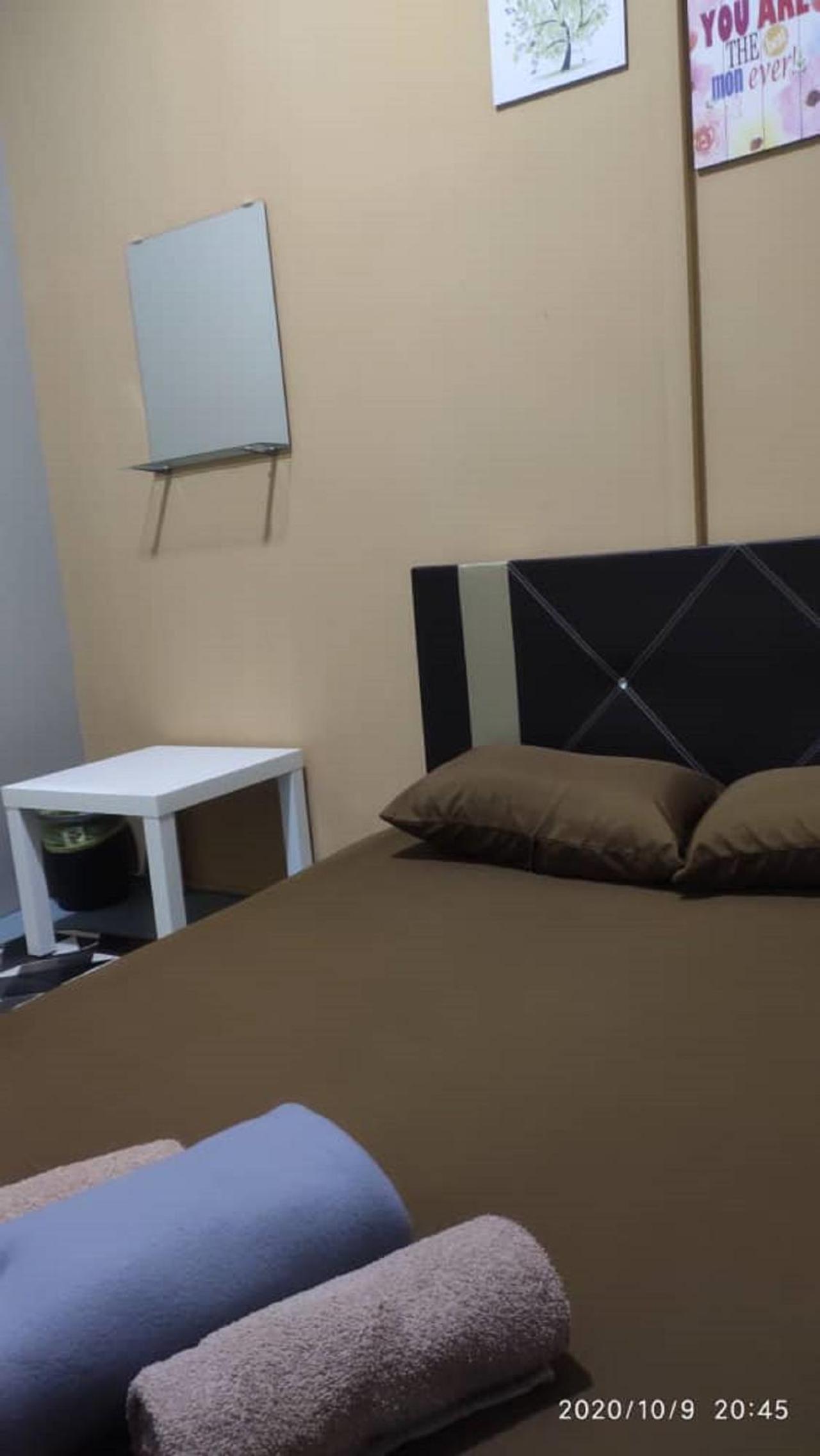 Queen Room with Shared Bathroom photo 1