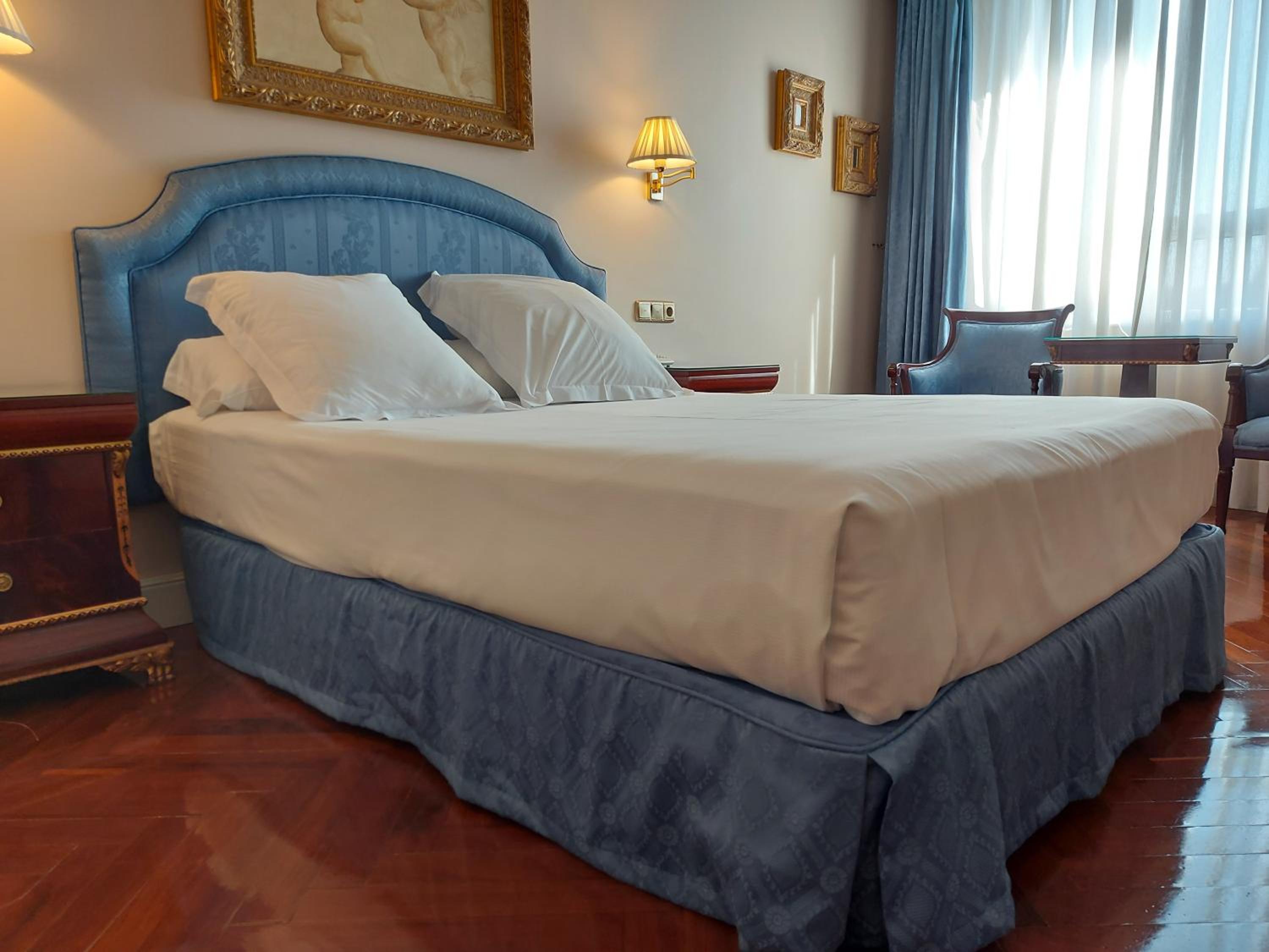 Queen Room photo 2