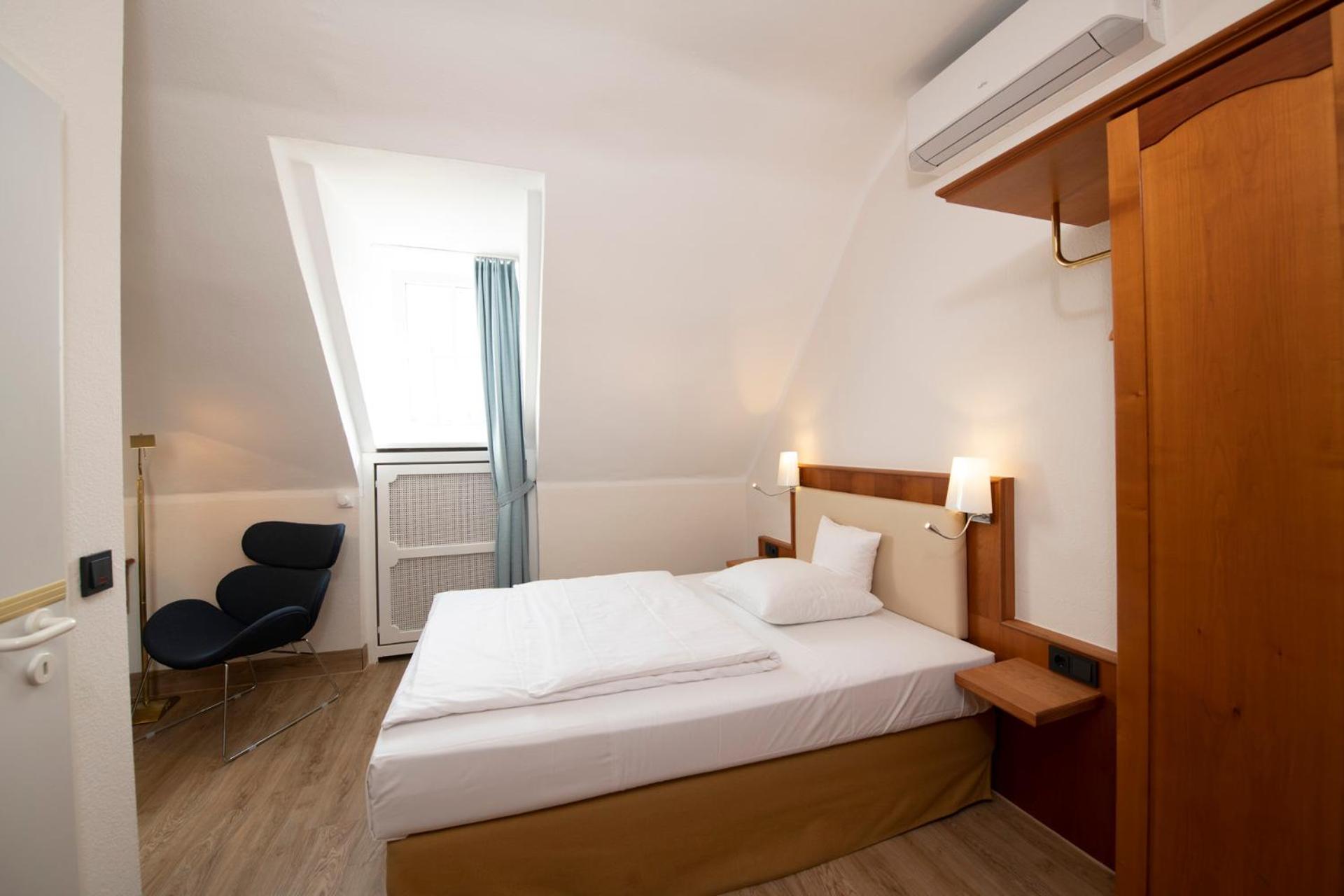 Budget Double Room photo 3