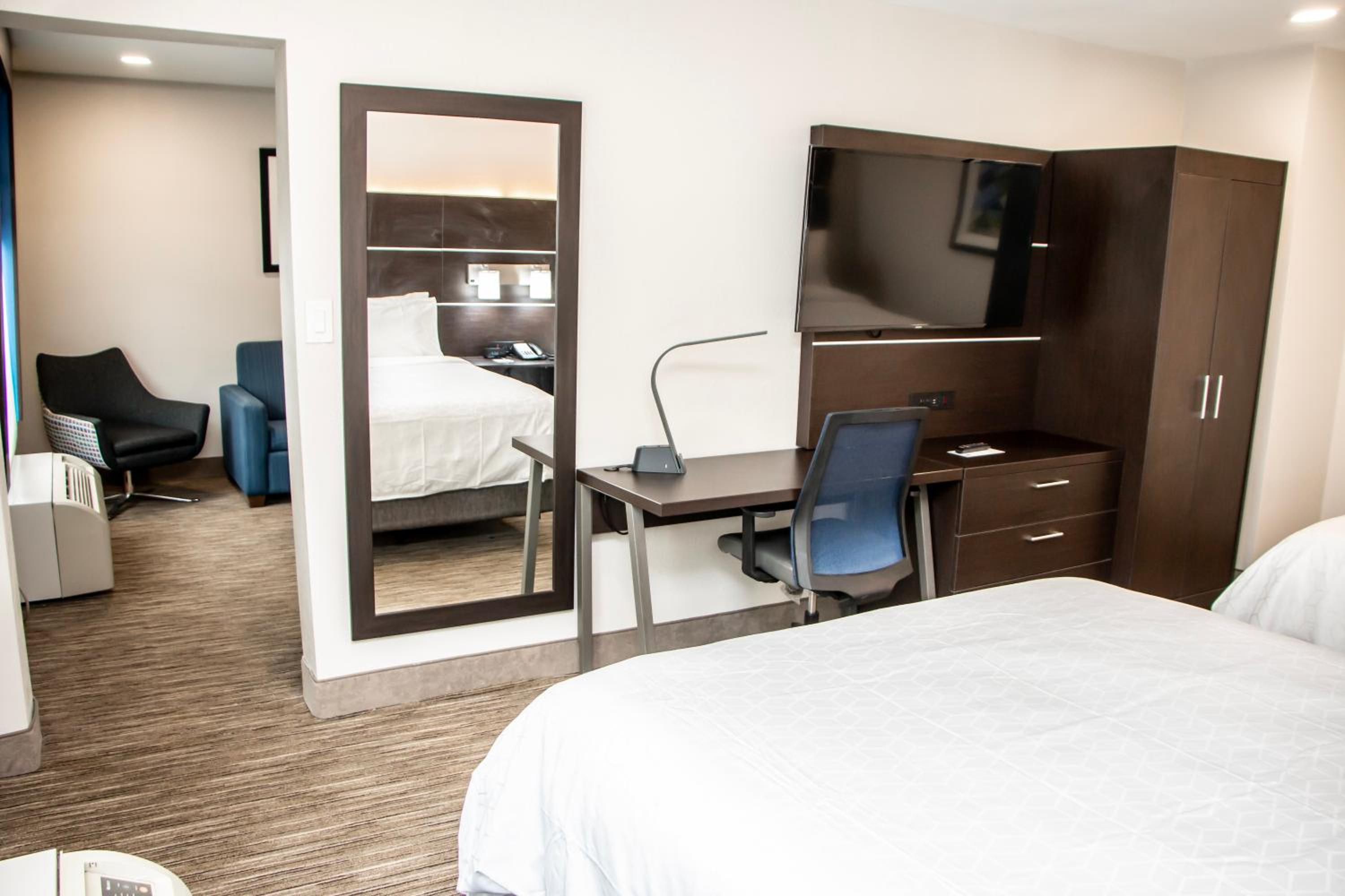 Queen Suite with Two Queen Beds and Sofa Bed - Photo 4