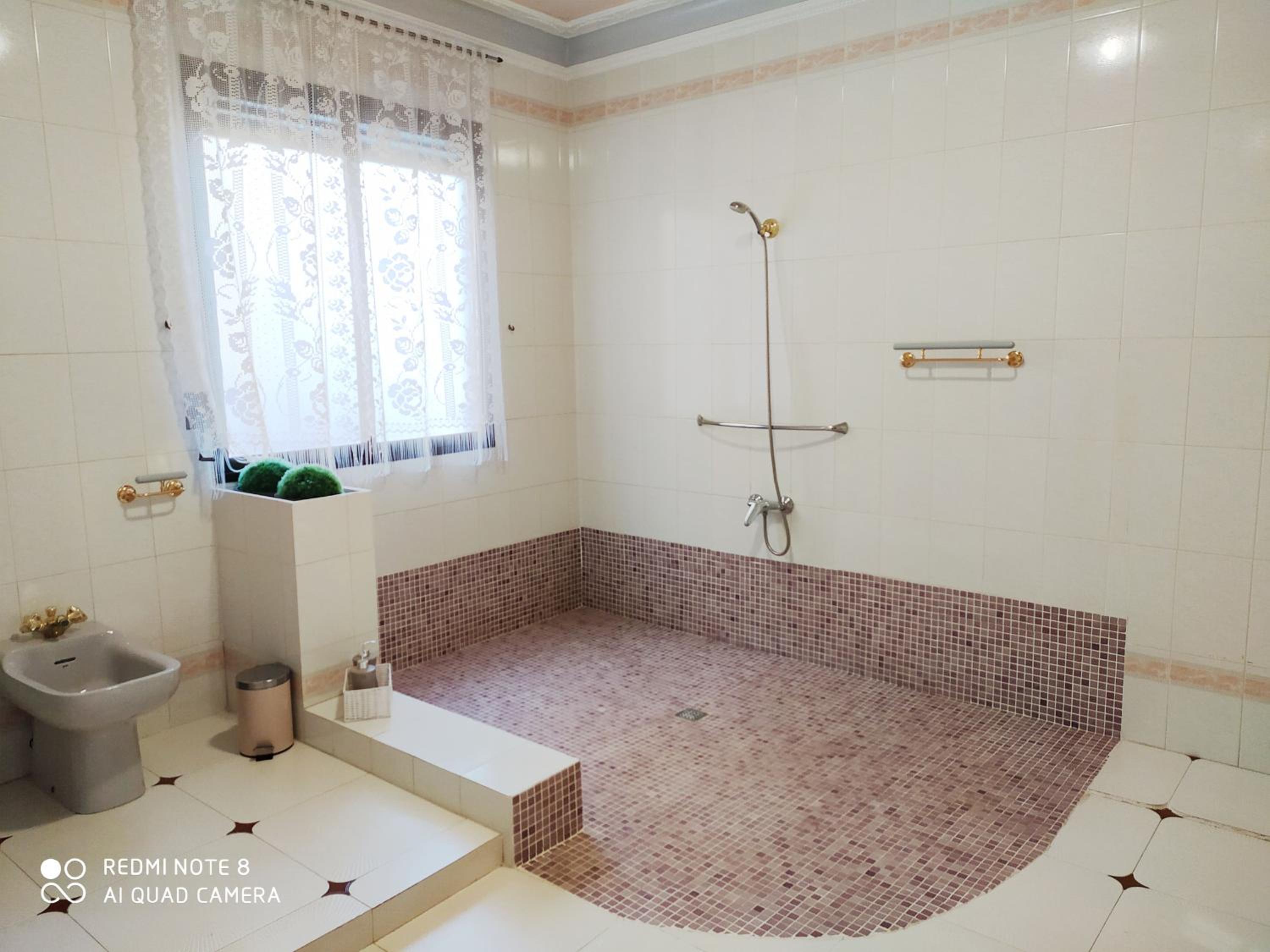 Six-Bedroom House - Photo 28
