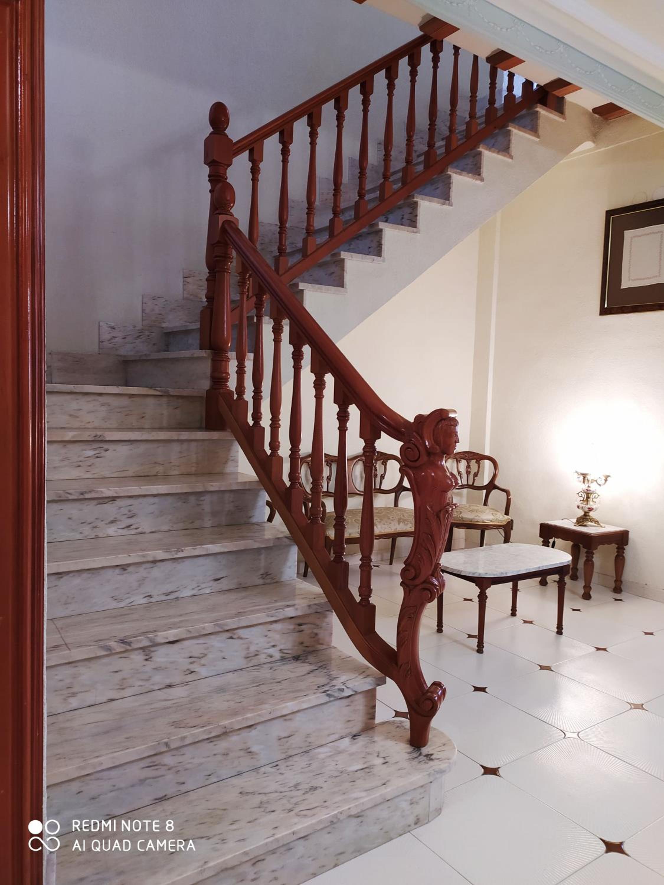 Six-Bedroom House - Photo 6