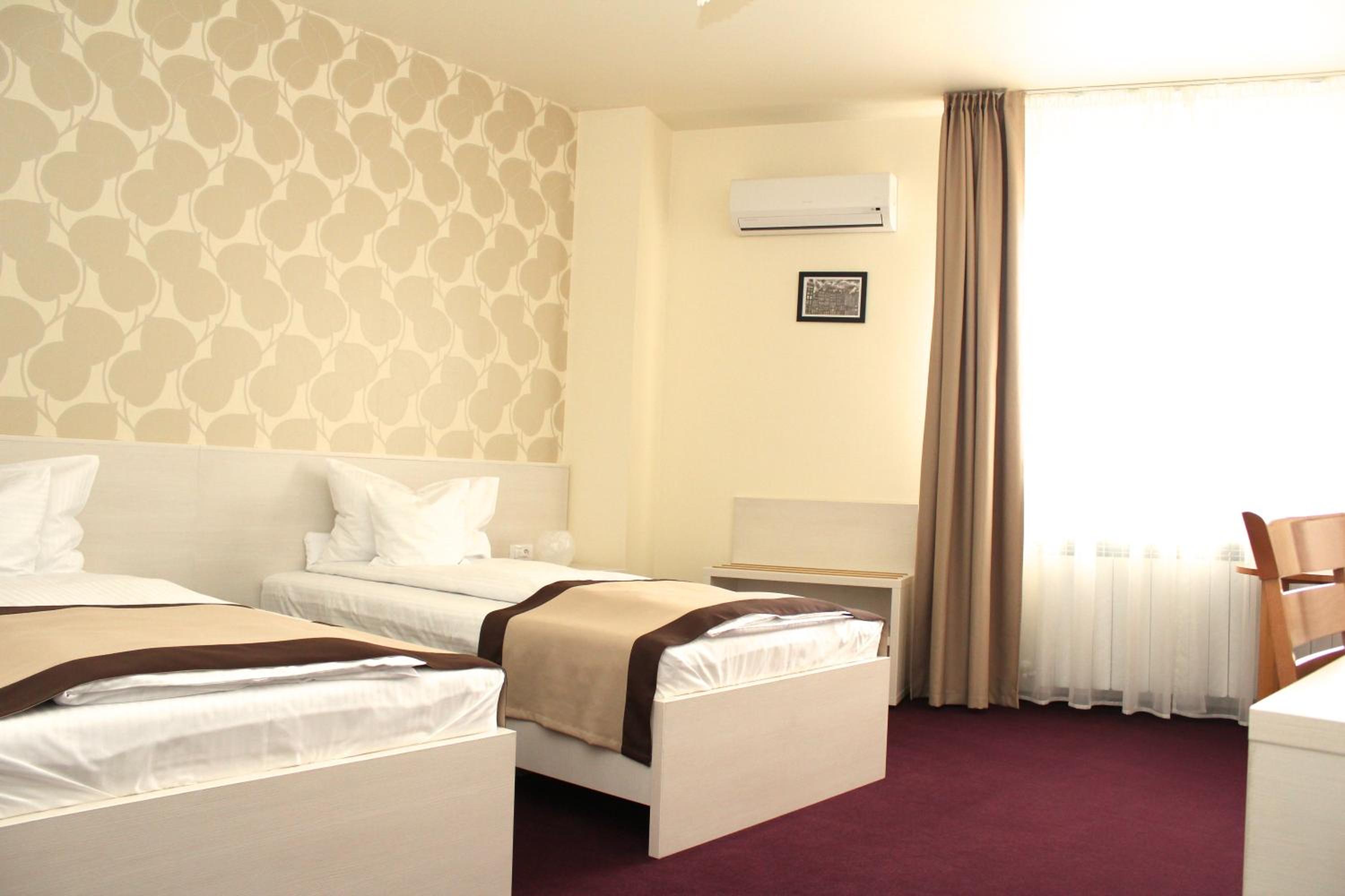 Standard Twin Room - Photo 9