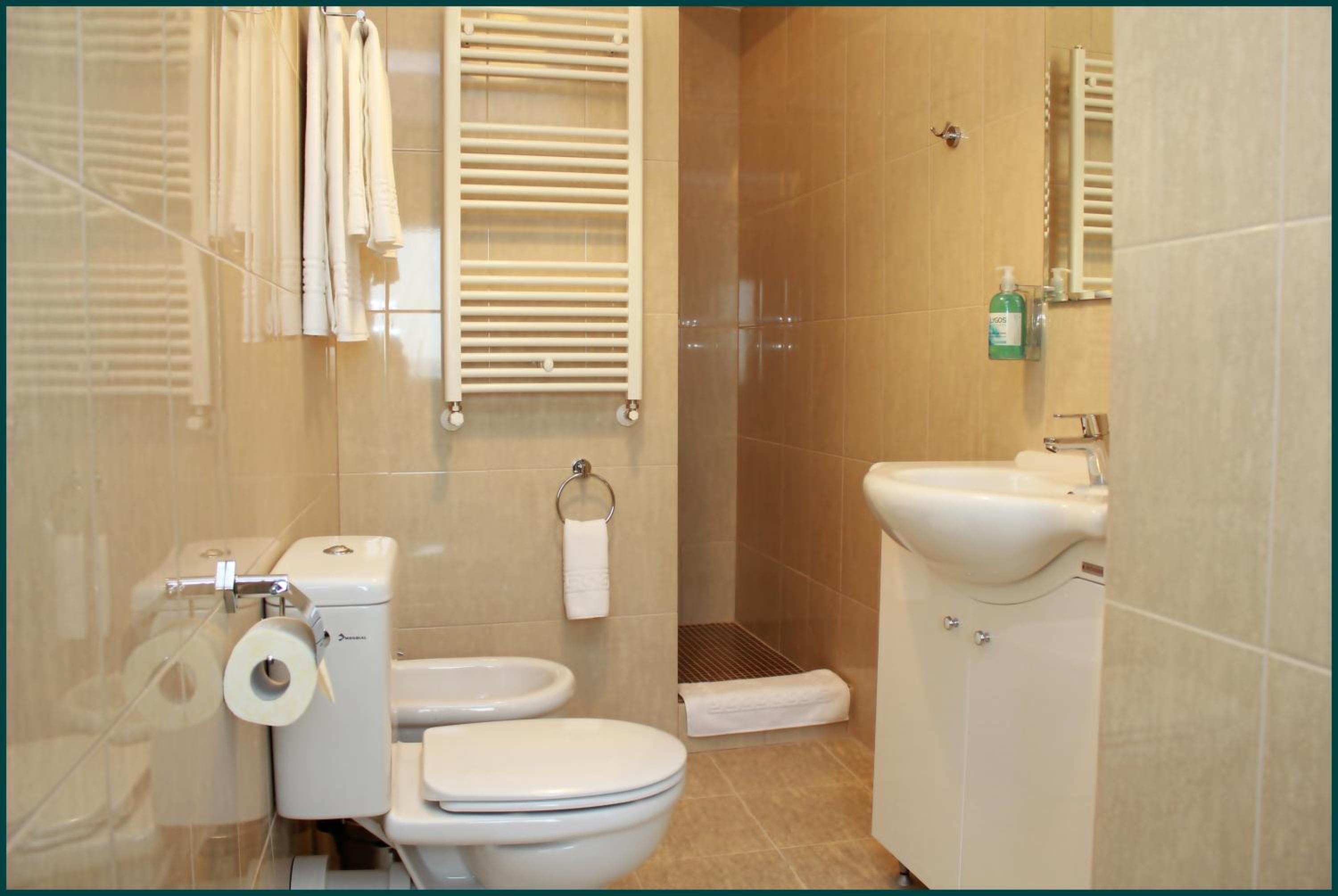 Standard Twin Room - Photo 10