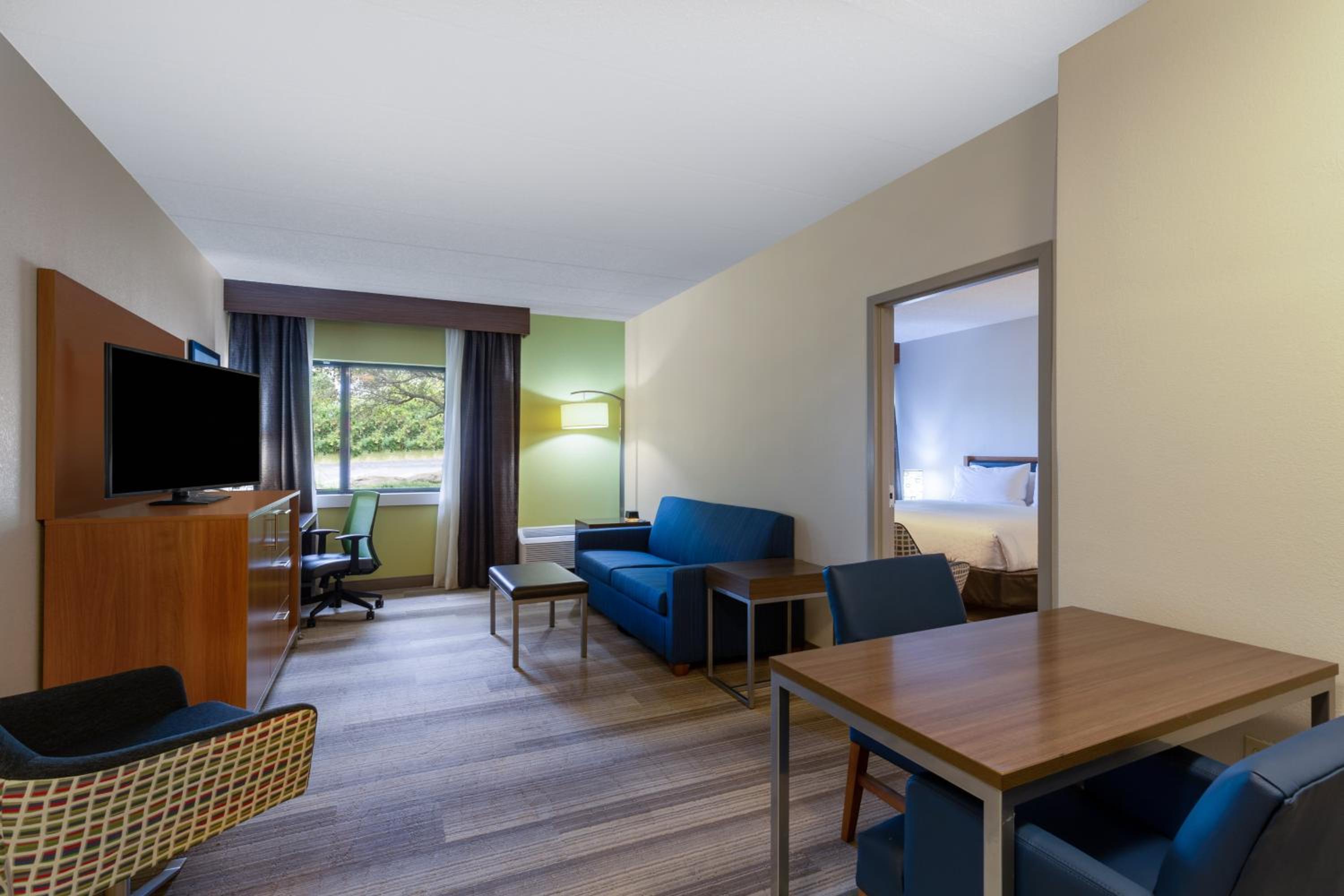 One-Bedroom Suite with Roll-In Shower - Mobility Accessible - Photo 3
