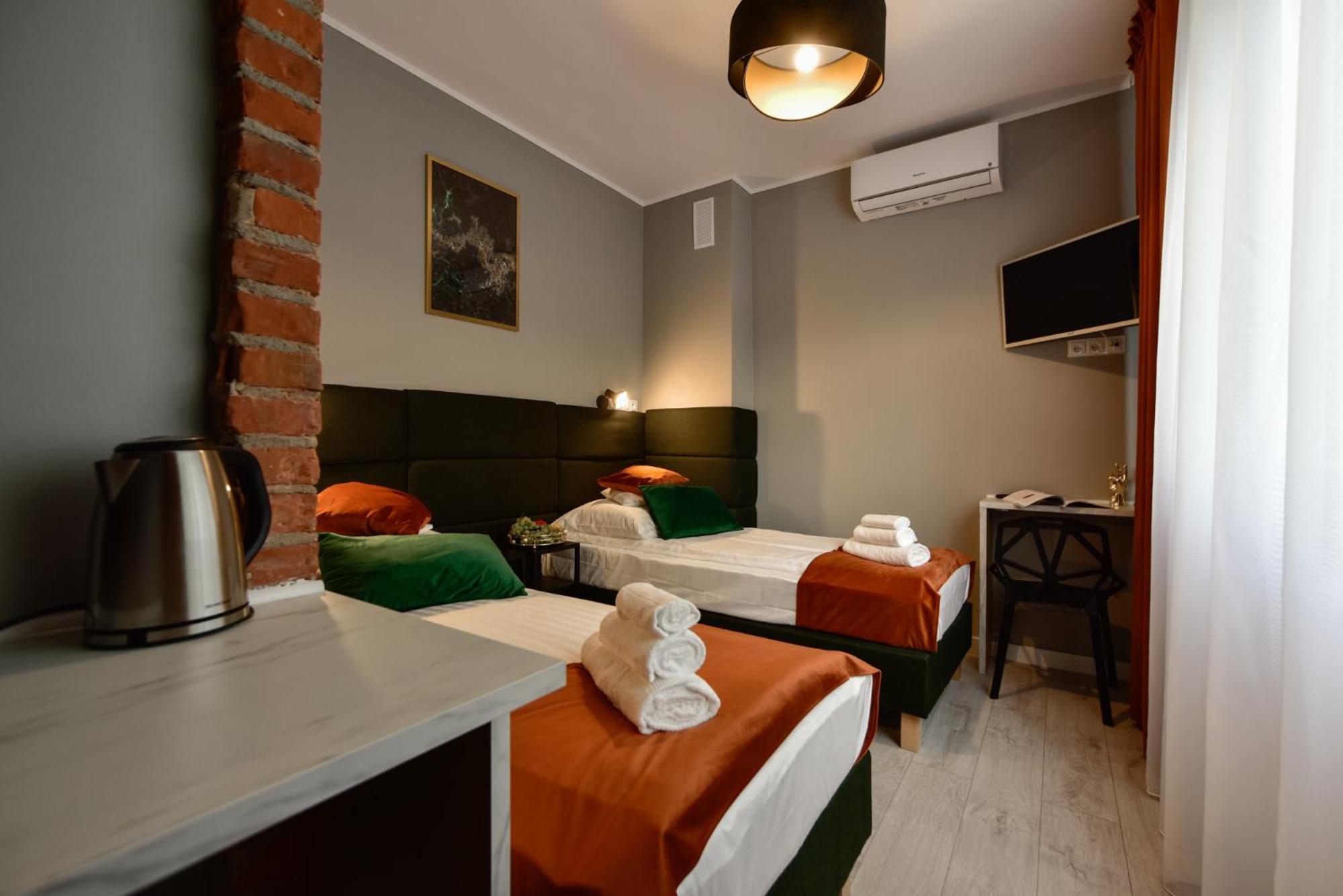 Standard Double Room - Photo 11