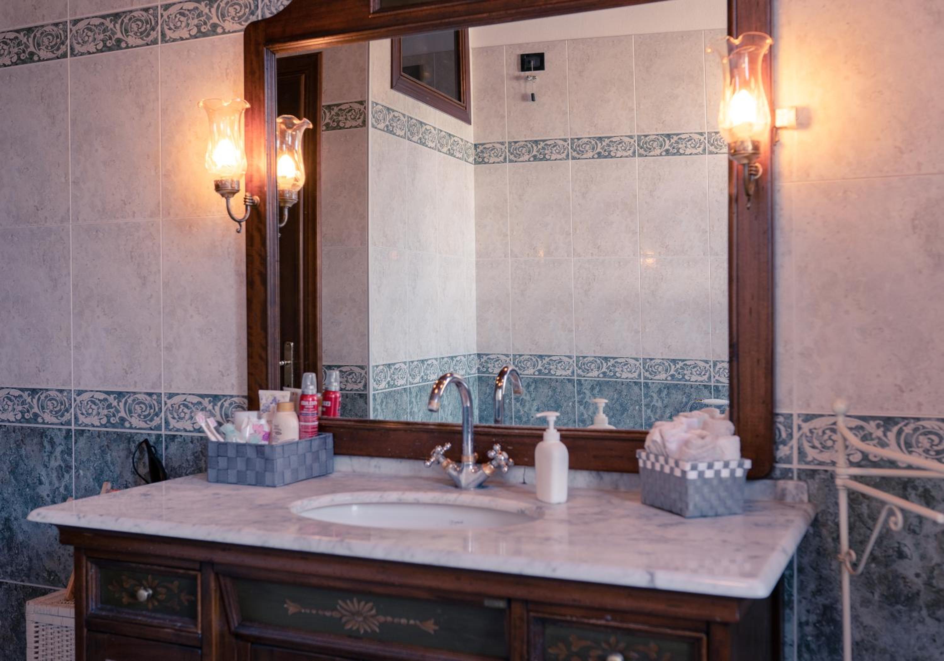 Double or Twin Room with Private External Bathroom - Photo 5
