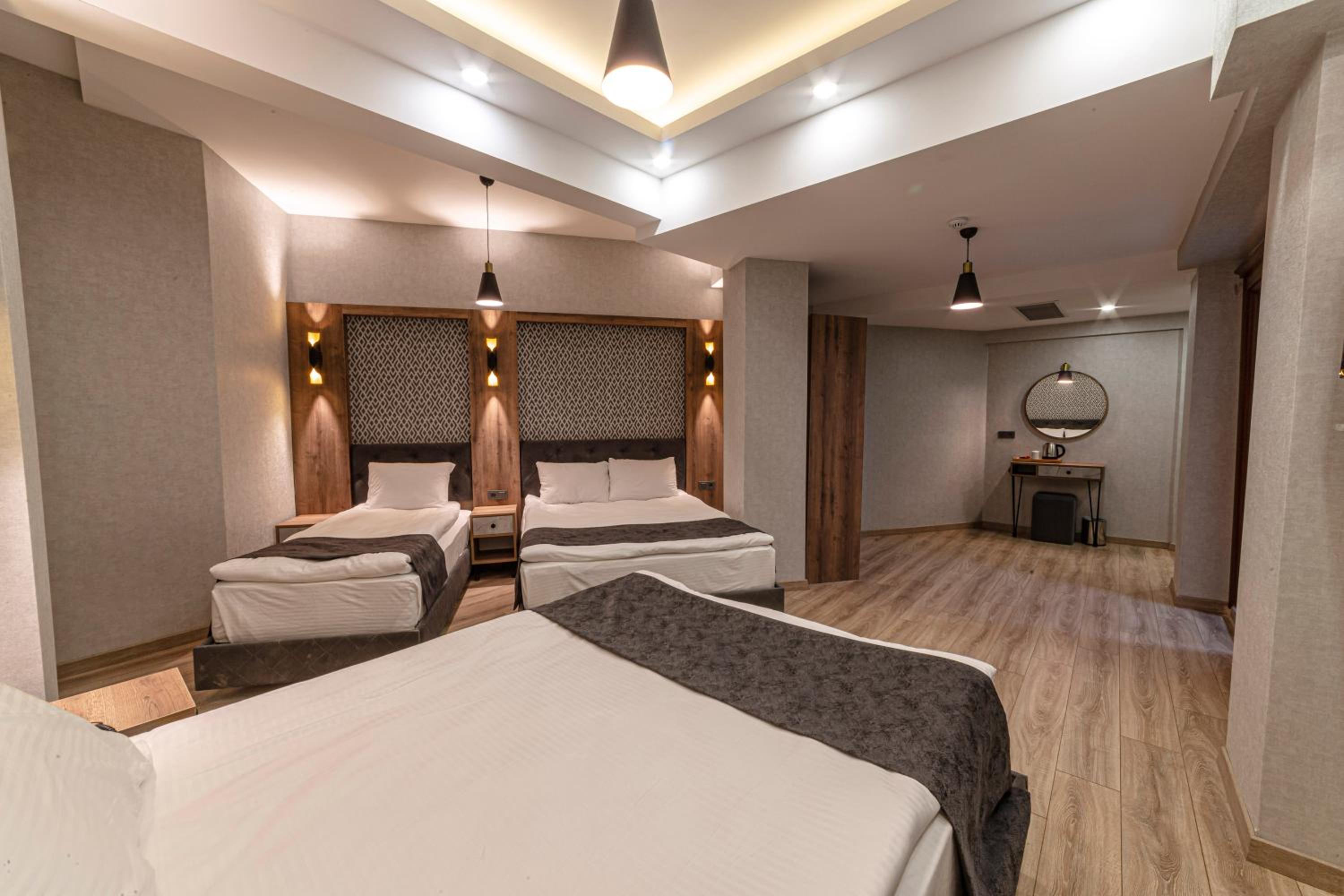 Executive Queen Room with Two Queen Beds - Basement Floor photo 3