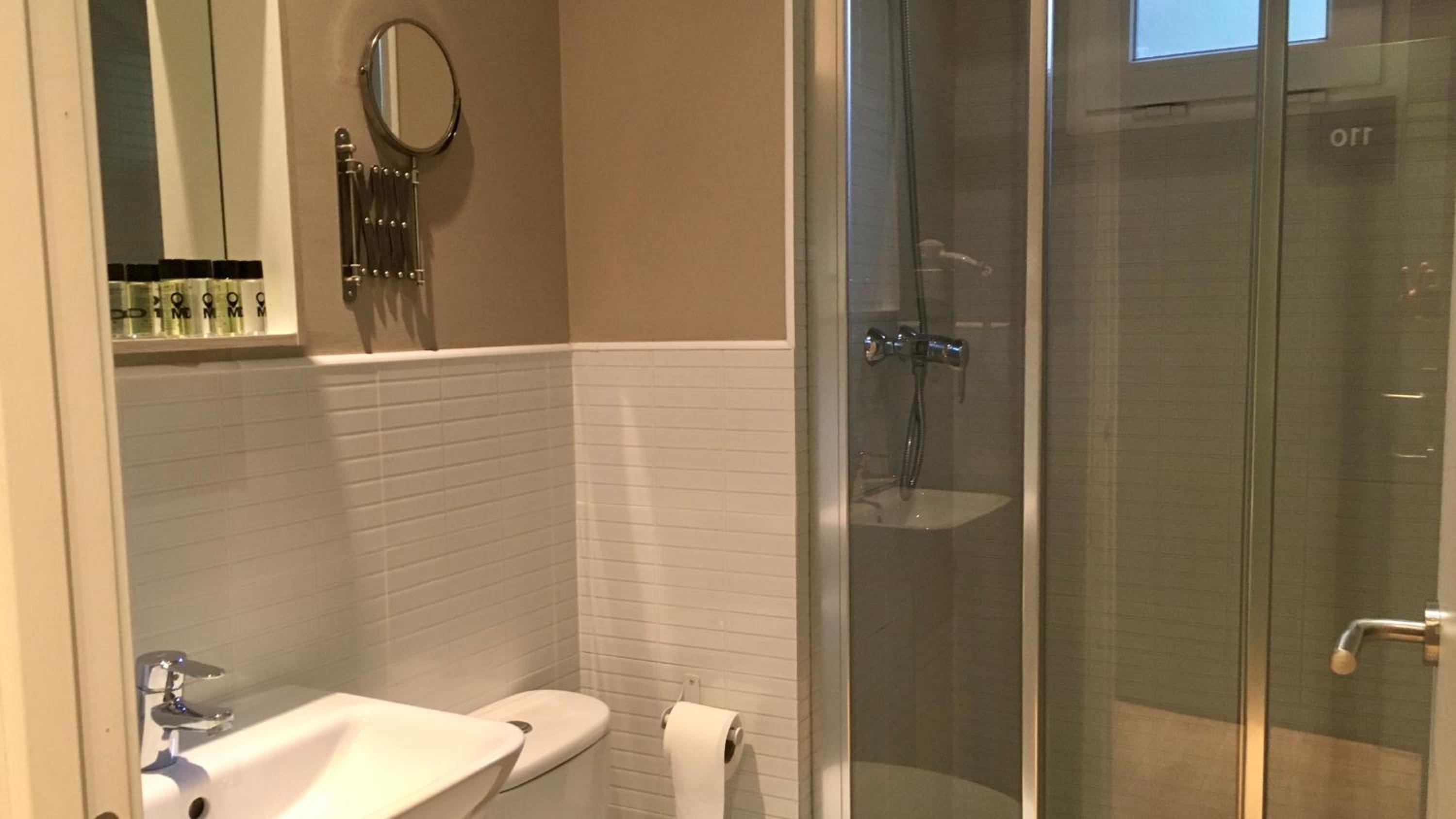 Twin Room - Photo 15