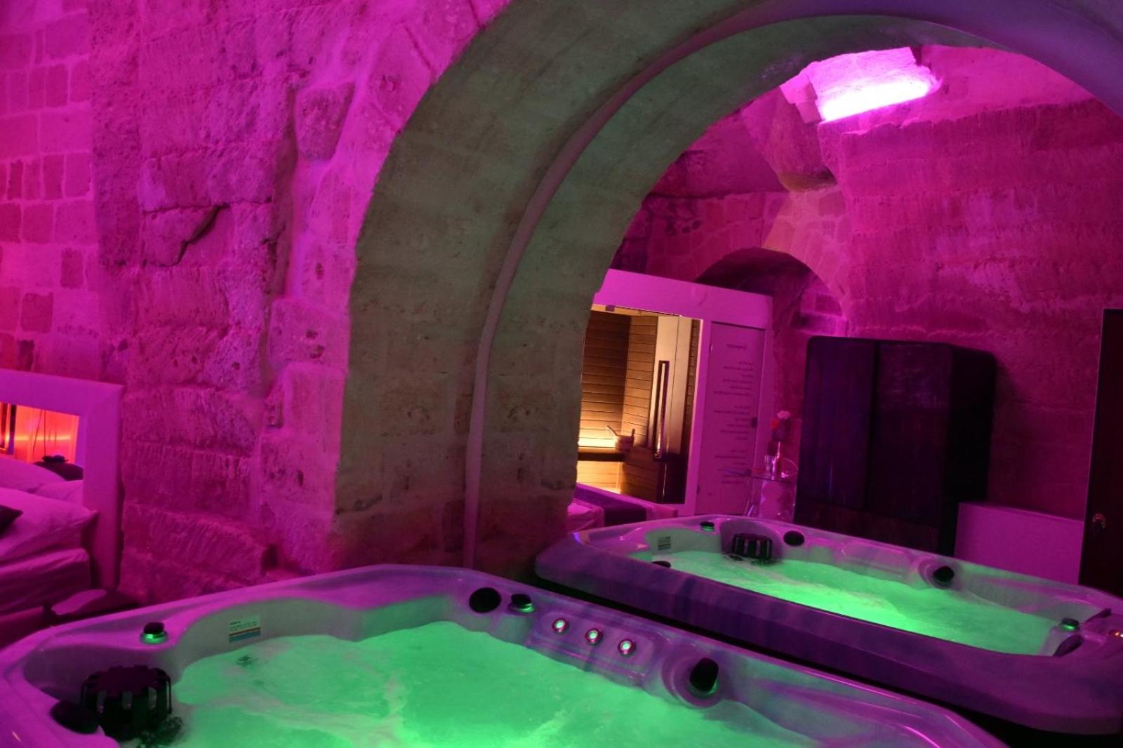 Suite with Spa Access - Photo 9