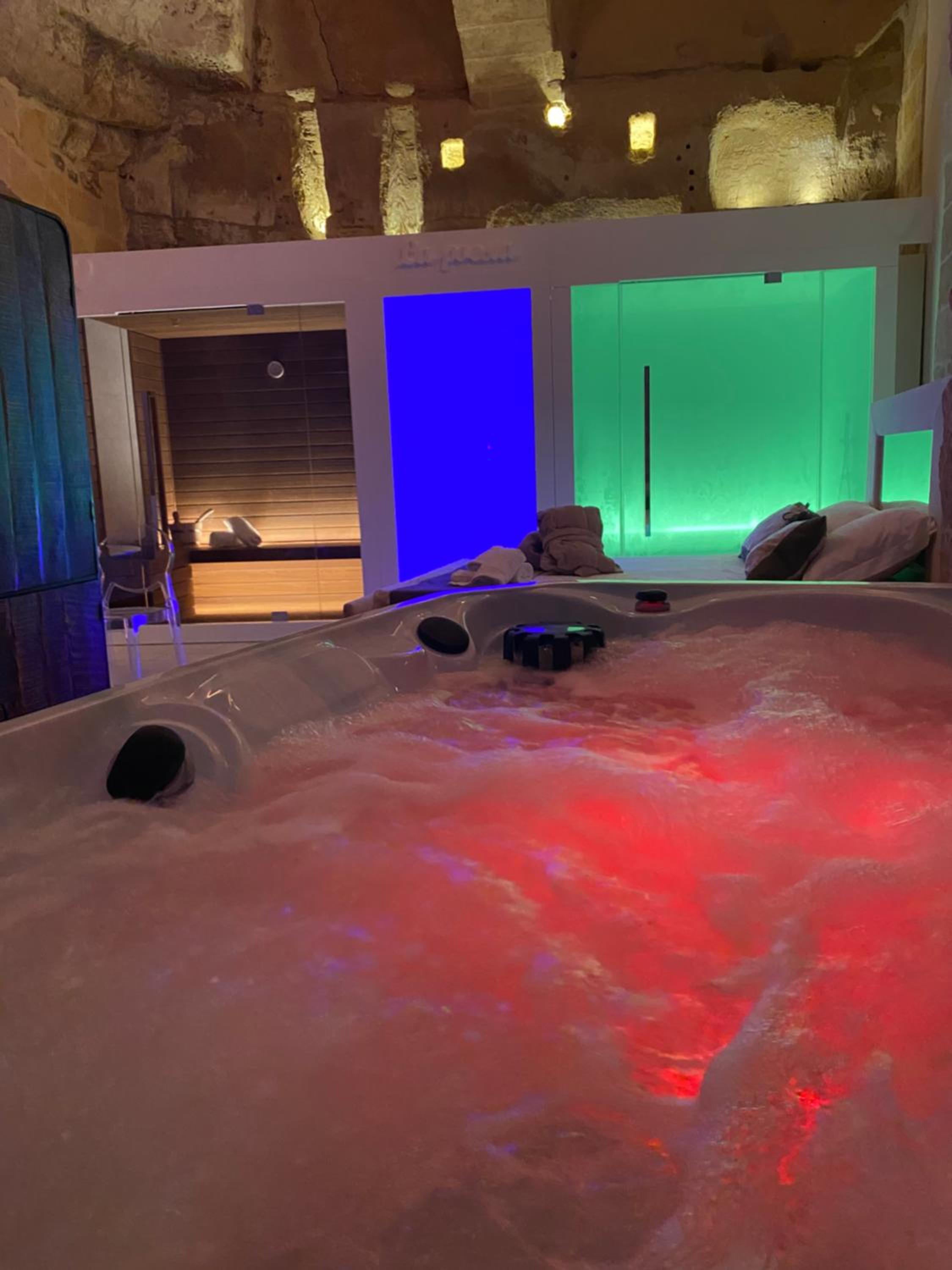 Suite with Spa Access - Photo 13