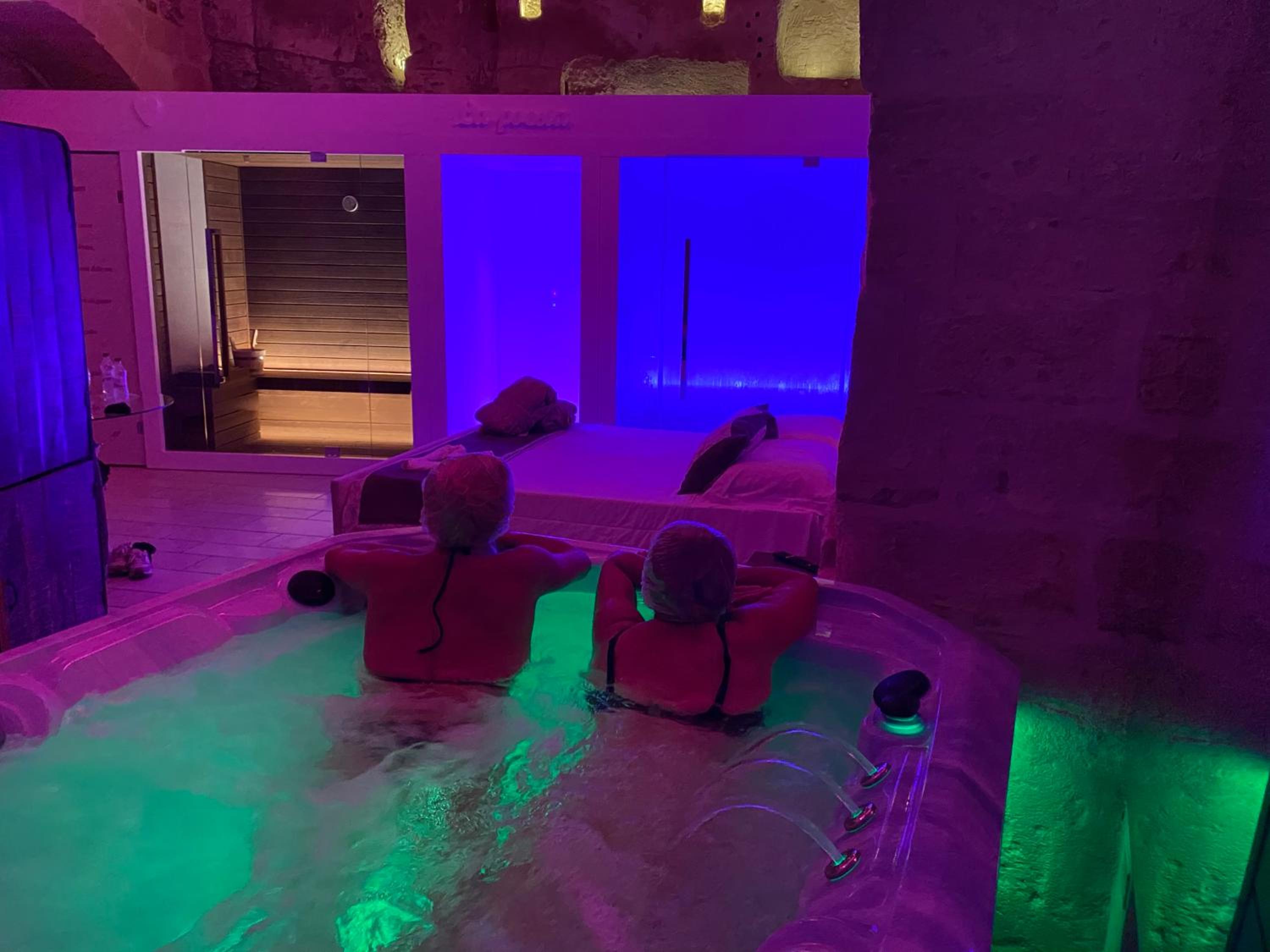 Suite with Spa Access - Photo 14