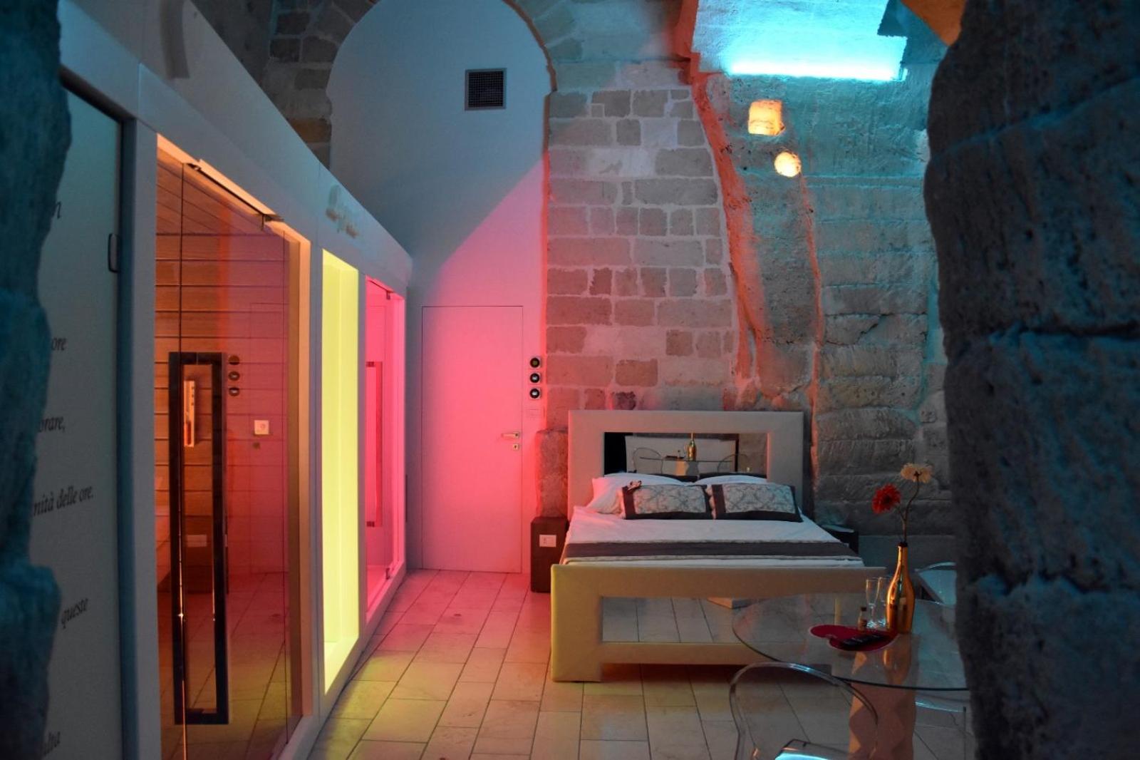 Suite with Spa Access - Photo 1