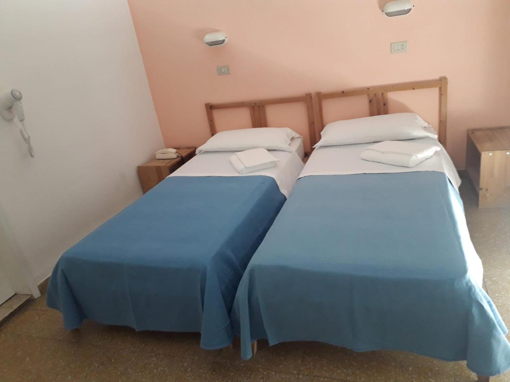 Twin Room - Photo 2