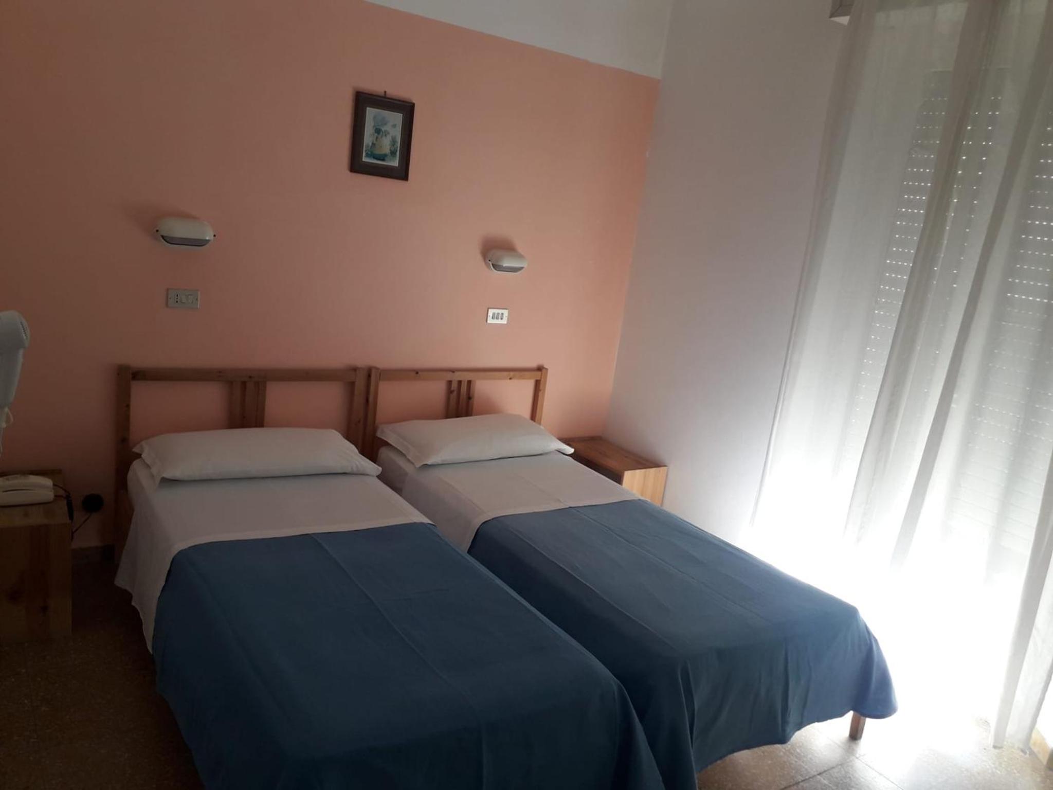 Twin Room - Photo 3