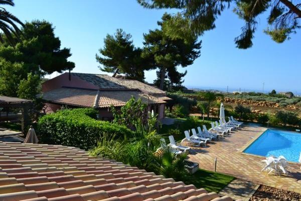Deluxe Two-Bedroom House with Garden View photo 2