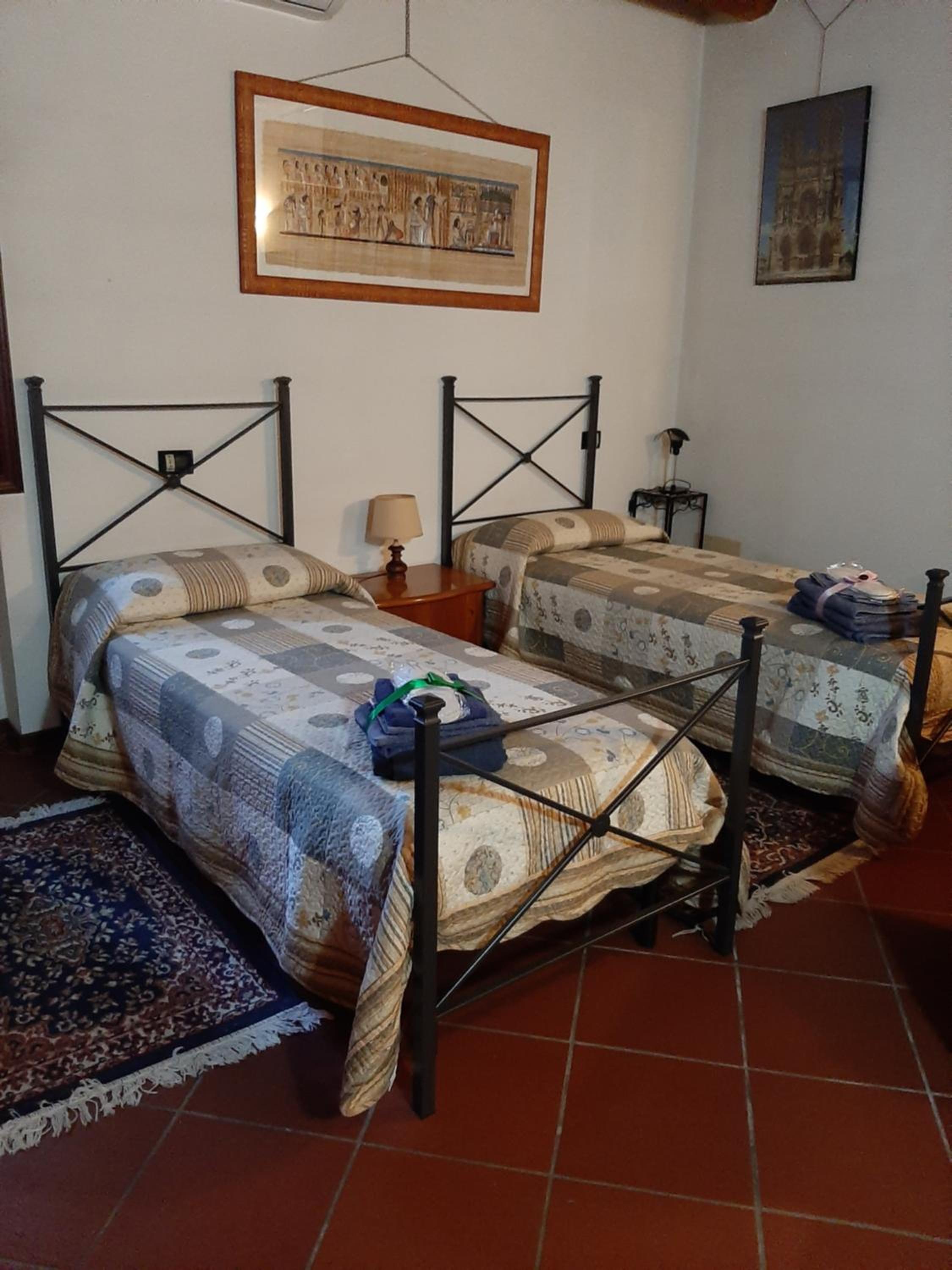 Double or Twin Room with Private External Bathroom - Photo 9
