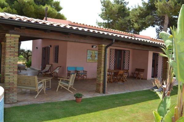 Deluxe Two-Bedroom House with Garden View photo 3
