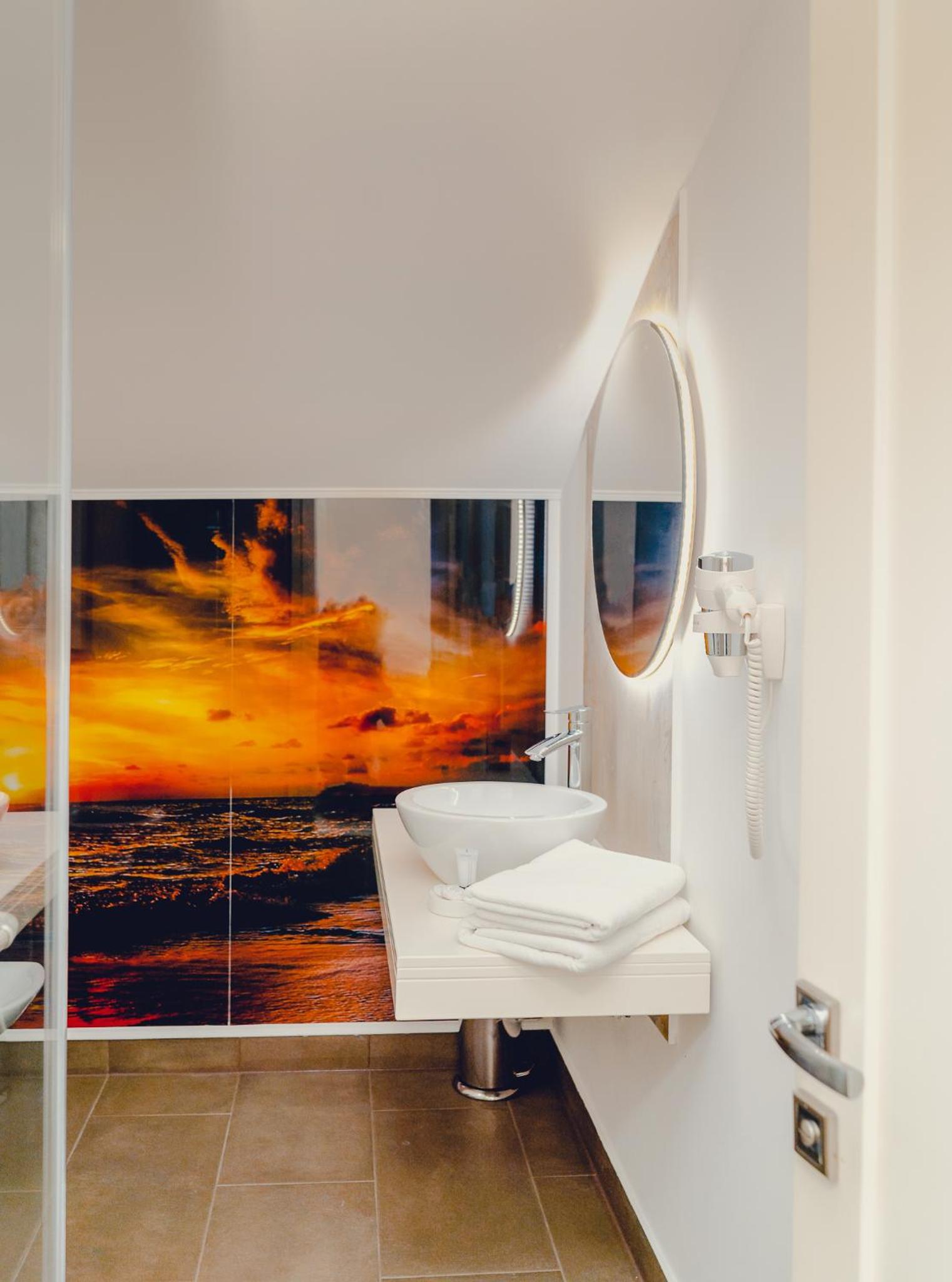 Double Room with Private Bathroom - Photo 9