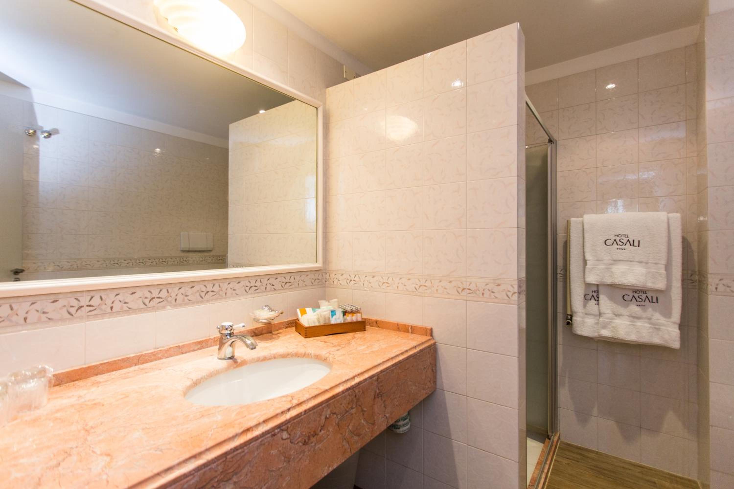 Standard Double or Twin Room - Photo 5