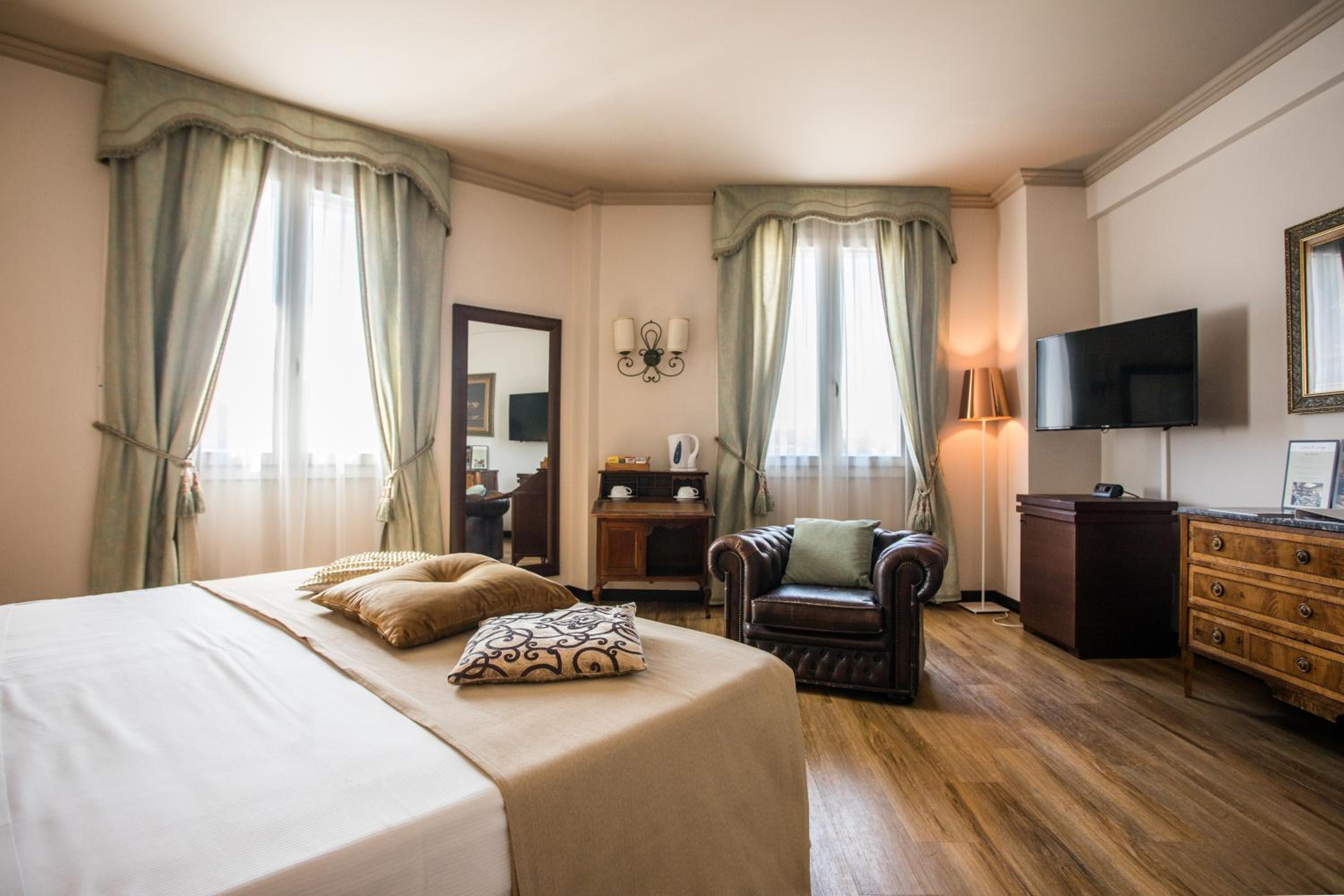 Suite - Photo 1