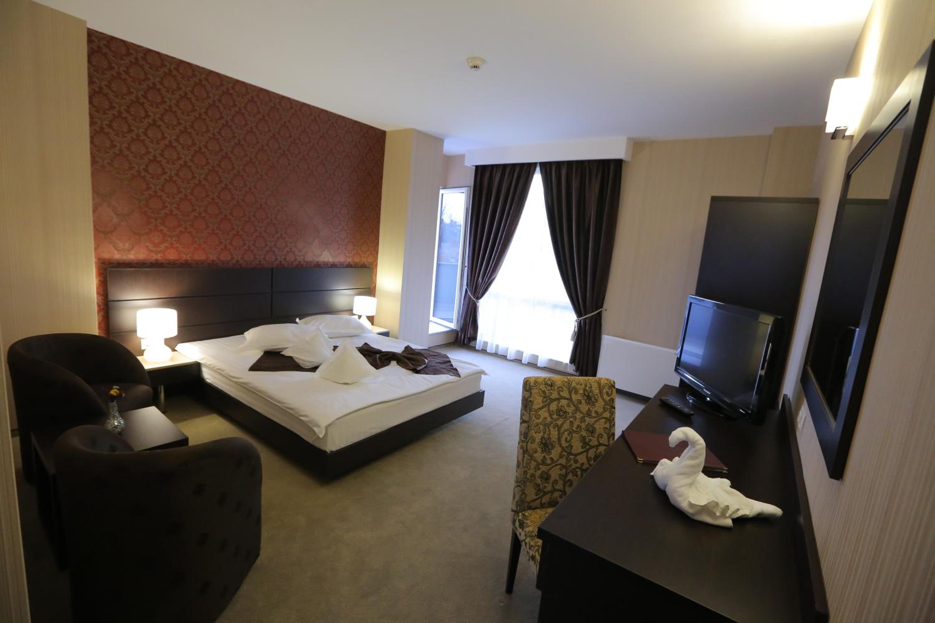Deluxe Double Room (2 Adults + 1 Child) photo 1