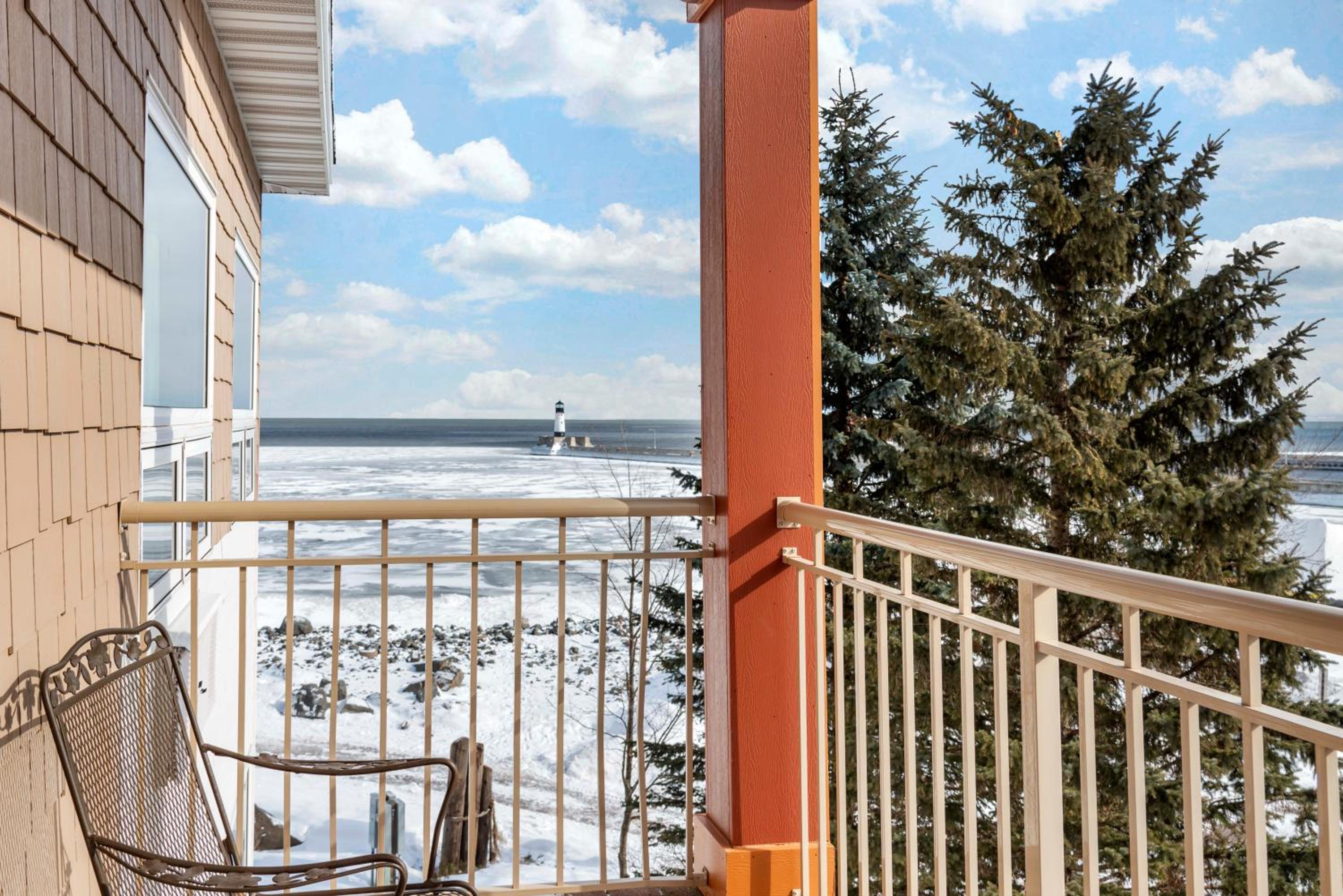 King Suite with Sofa Bed and Balcony - Lake View - Photo 5