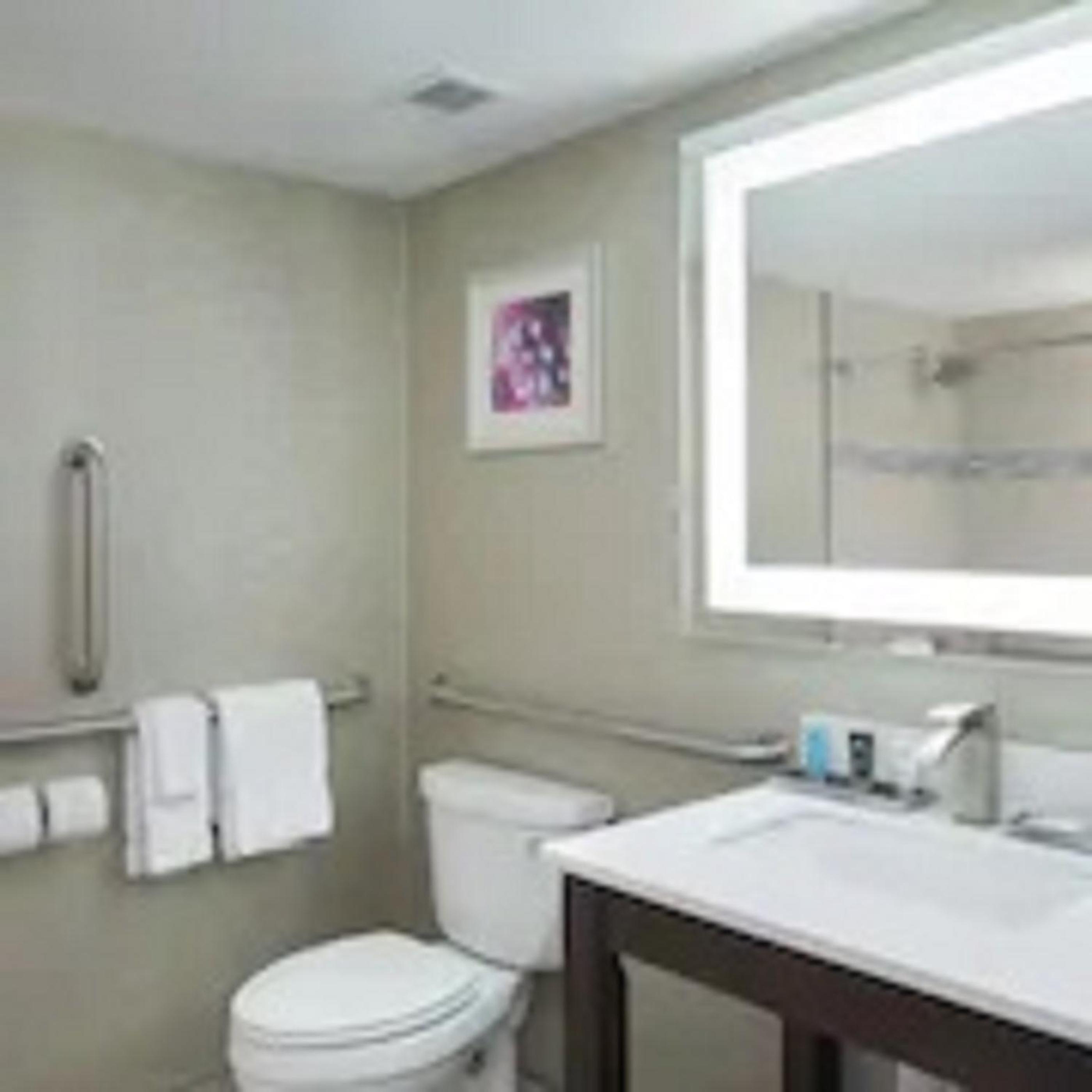 Standard King Room with Roll-In Shower - Mobility Access - Photo 11