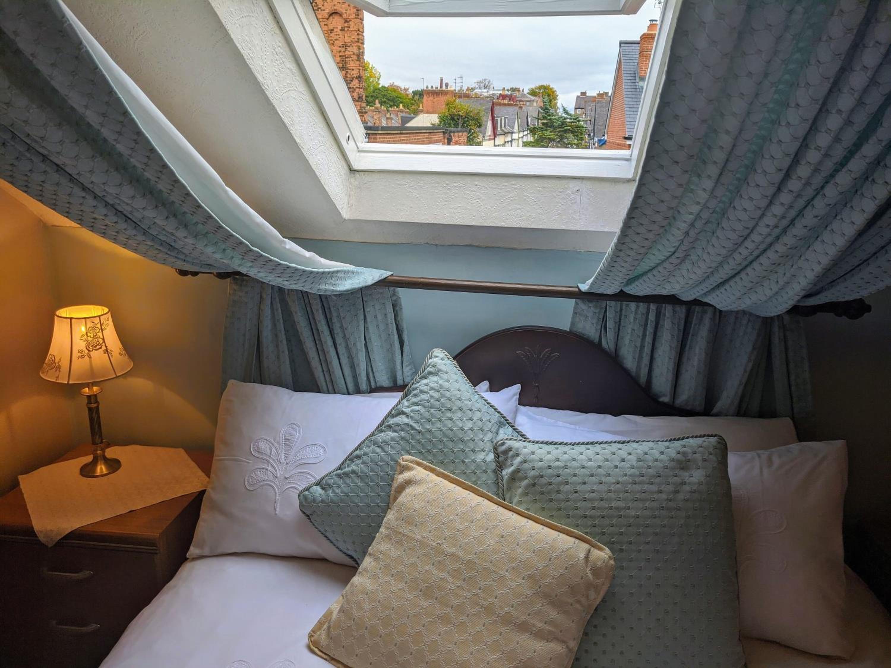 Small Double Room with Private External Bathroom photo 3