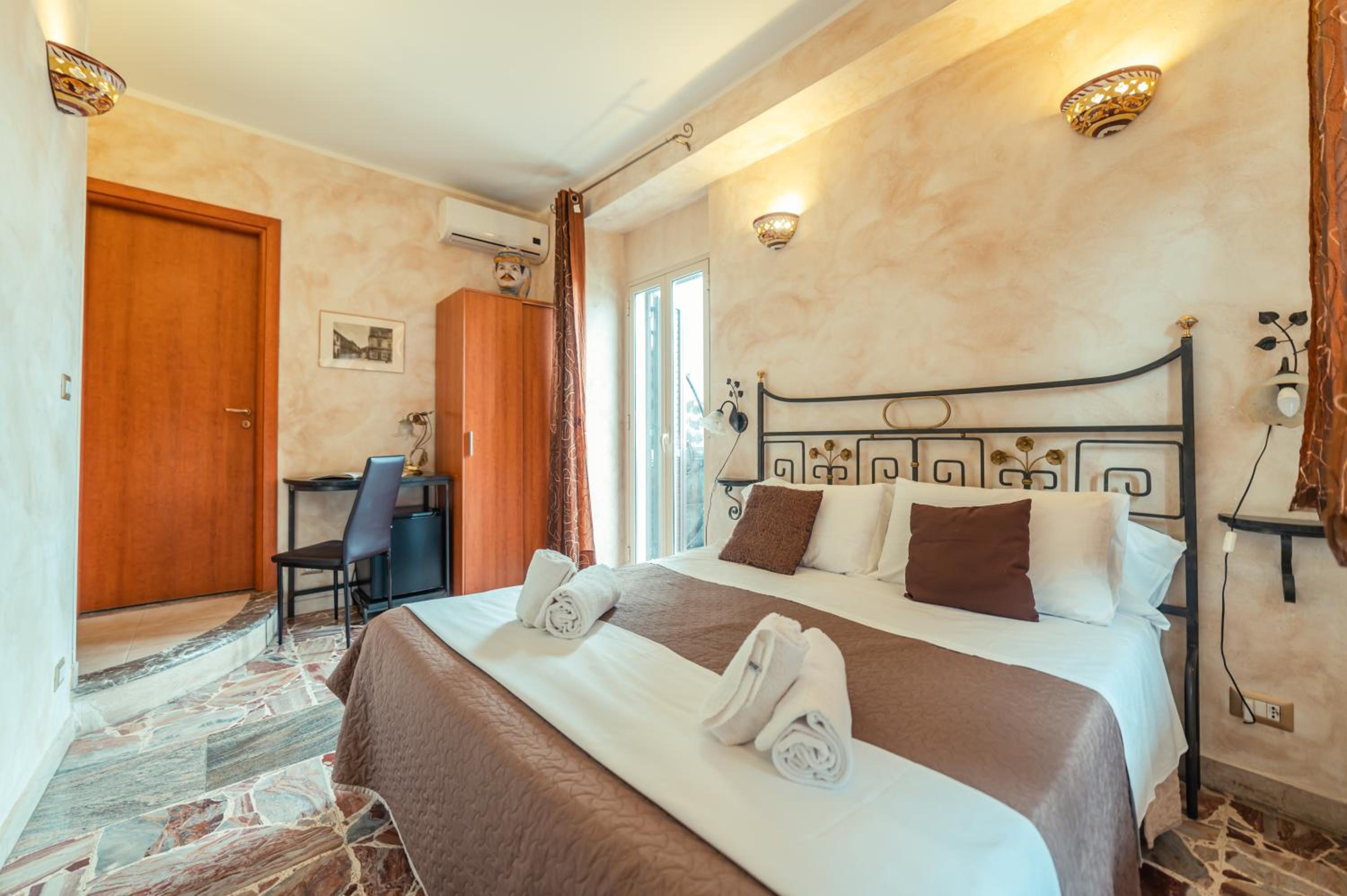 Double Room with Balcony - Photo 23