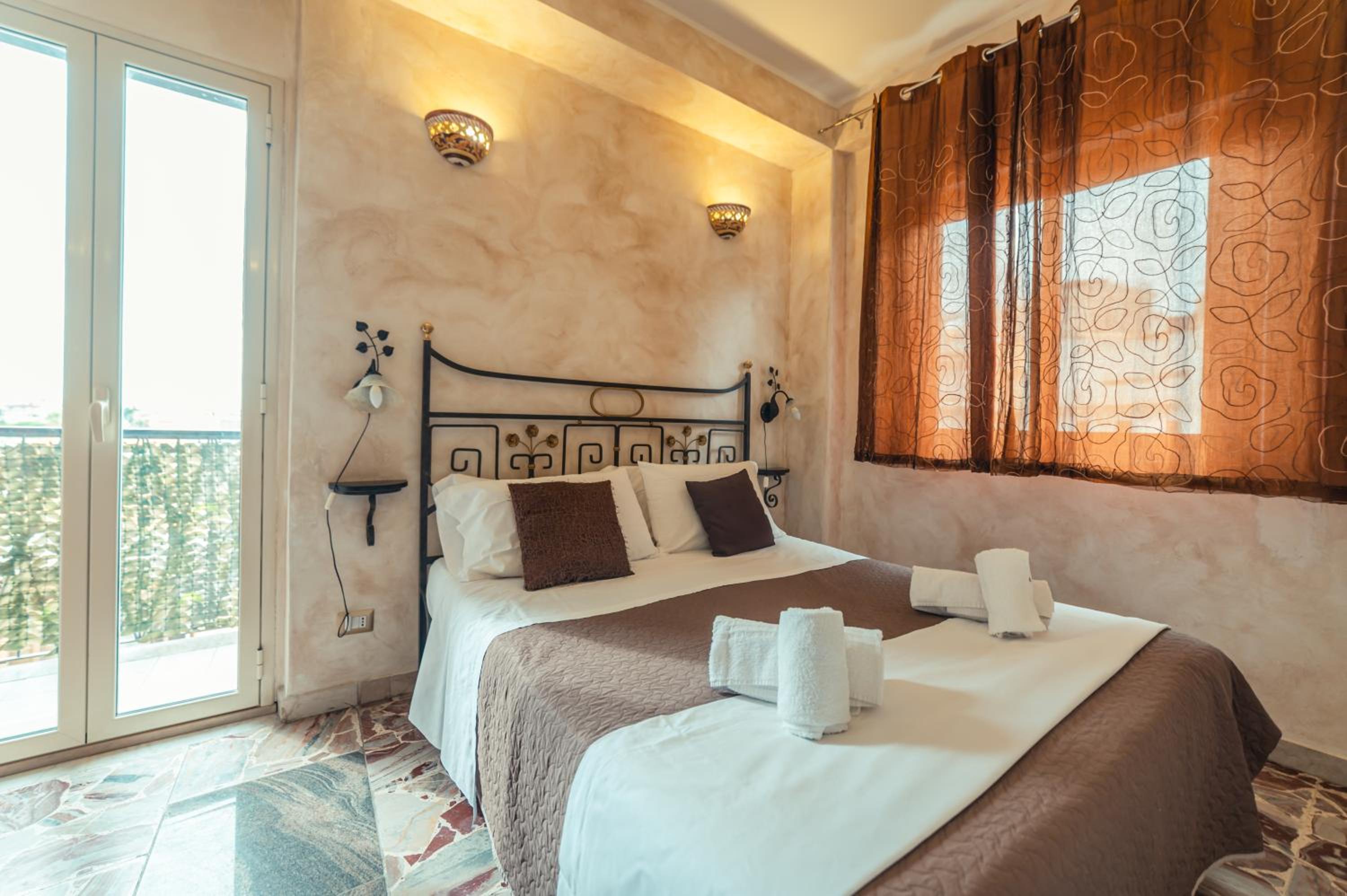 Double Room with Balcony - Photo 19