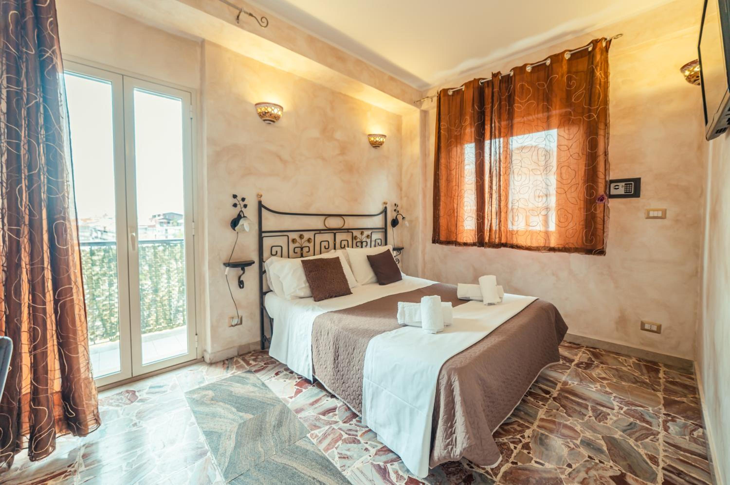 Double Room with Balcony - Photo 16
