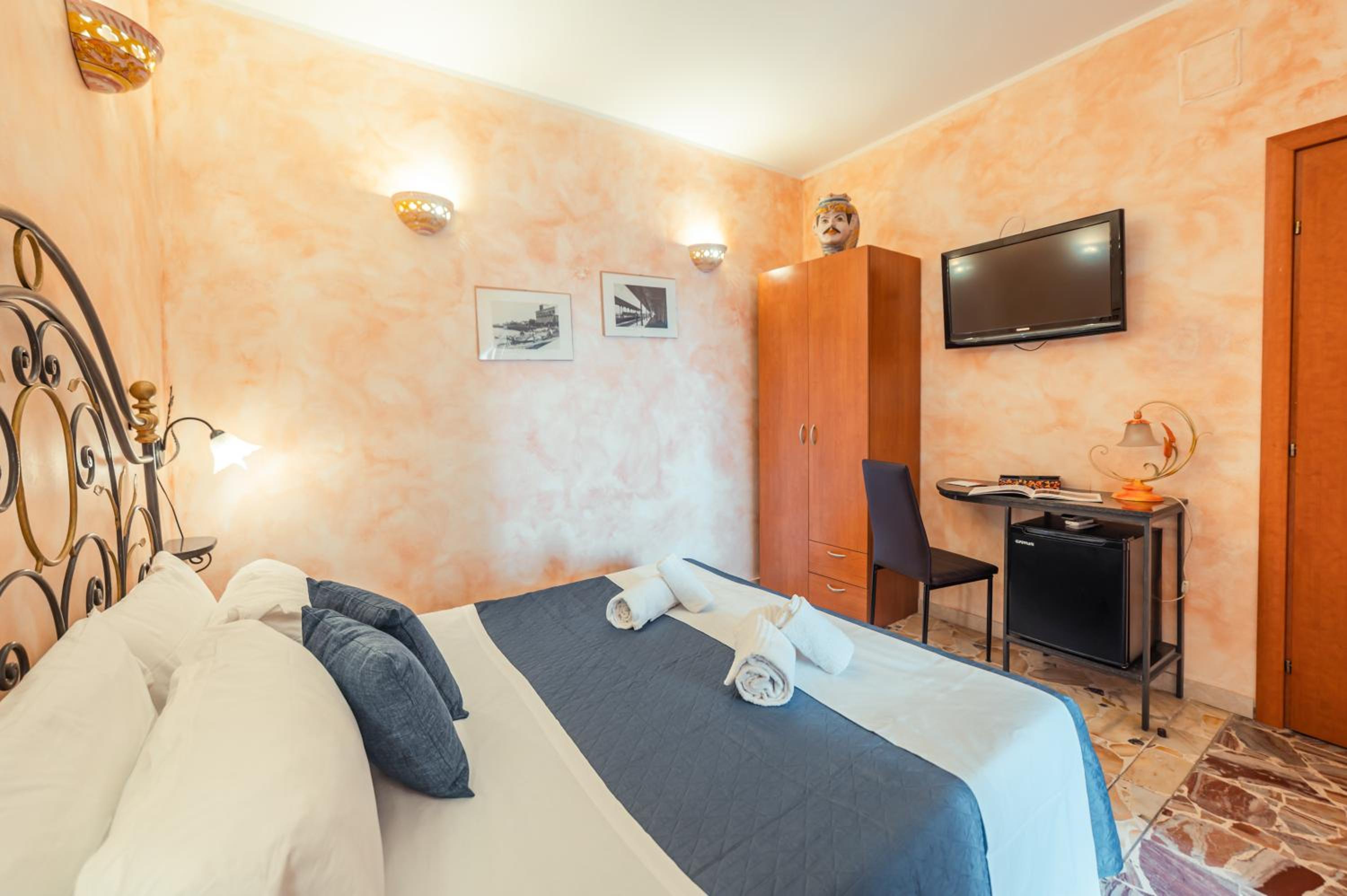 Double Room with Balcony - Photo 1