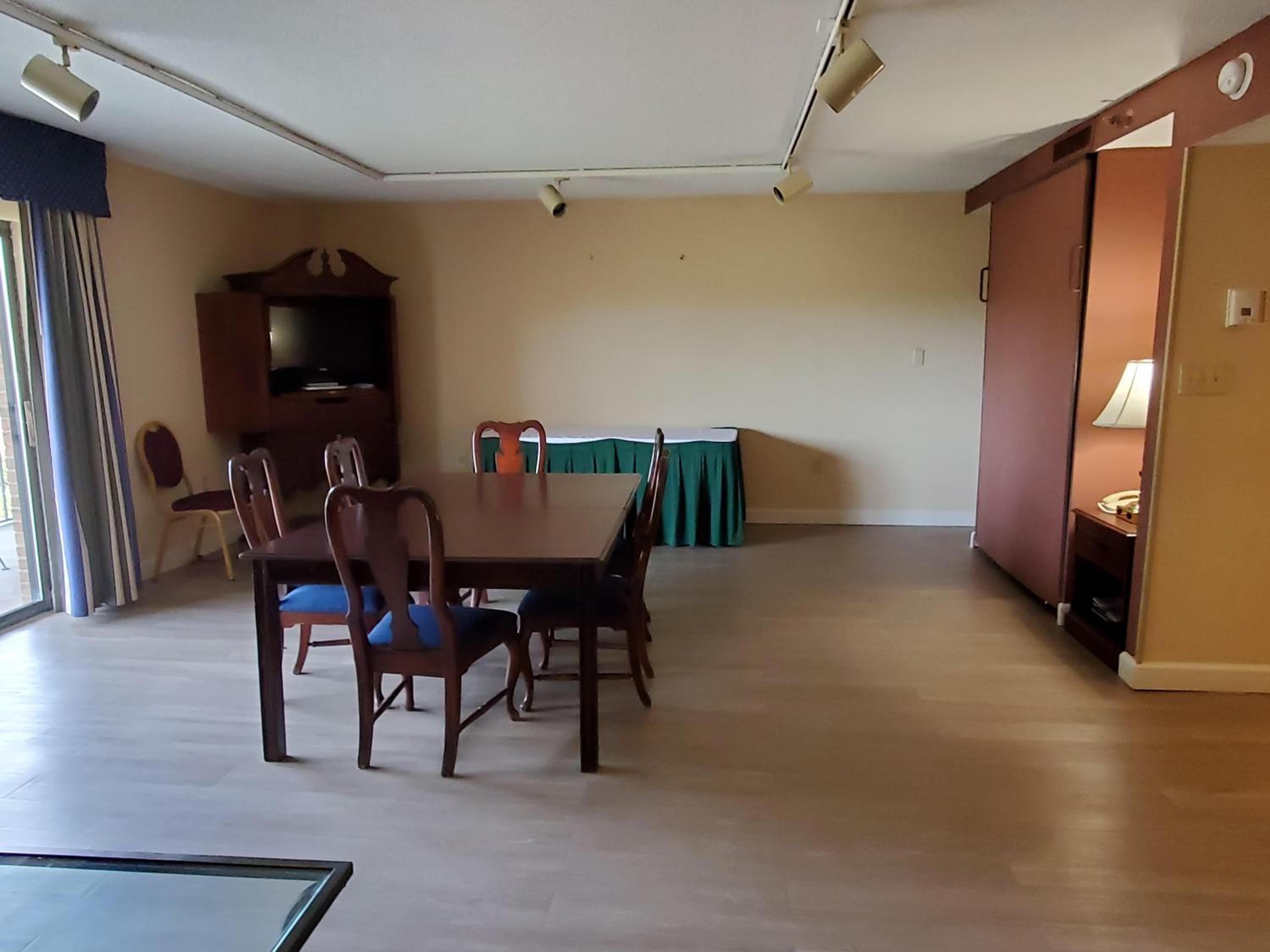 Studio Suite With Murphy Bed - Non-Smoking