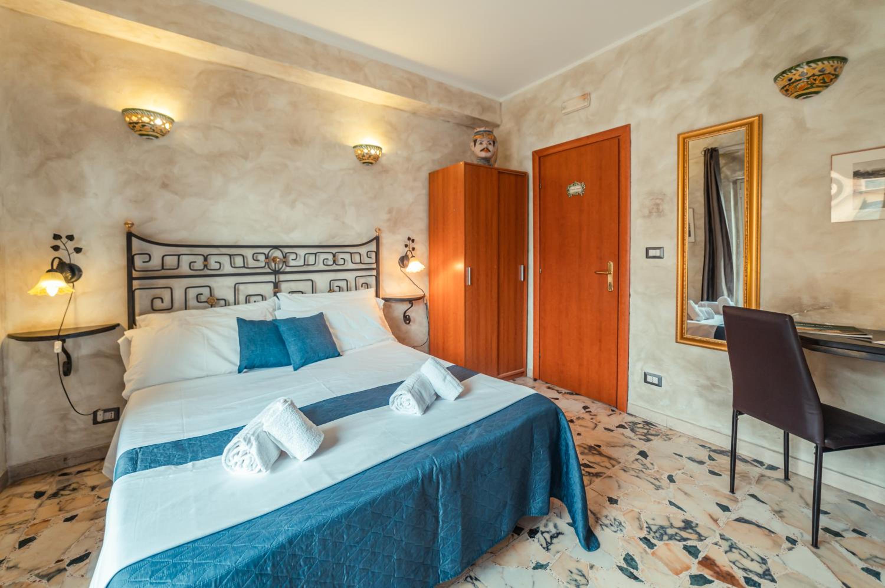 Double Room with Balcony - Photo 9