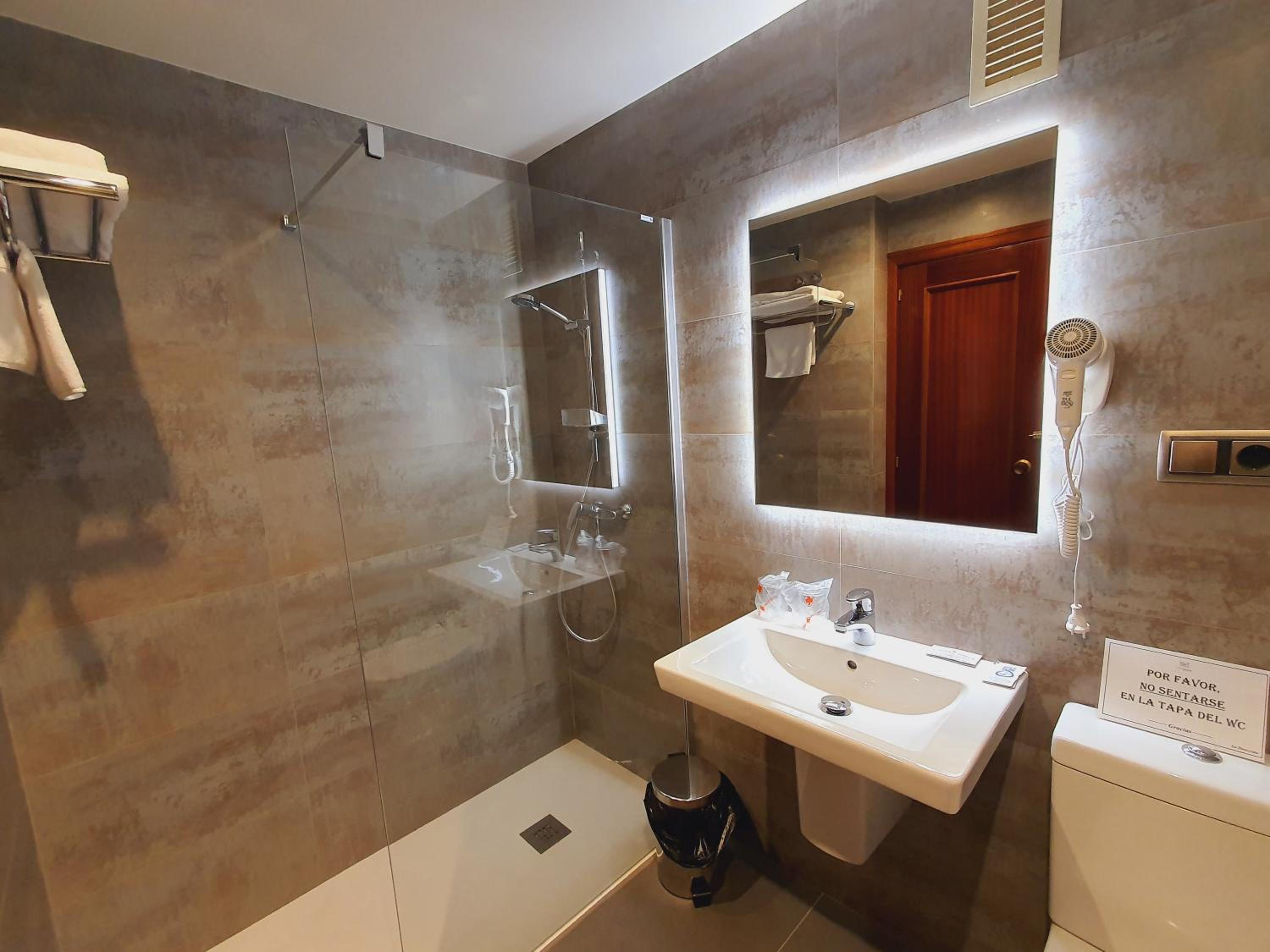  Deluxe Double Room (2 Adults + 1 Child) photo 2