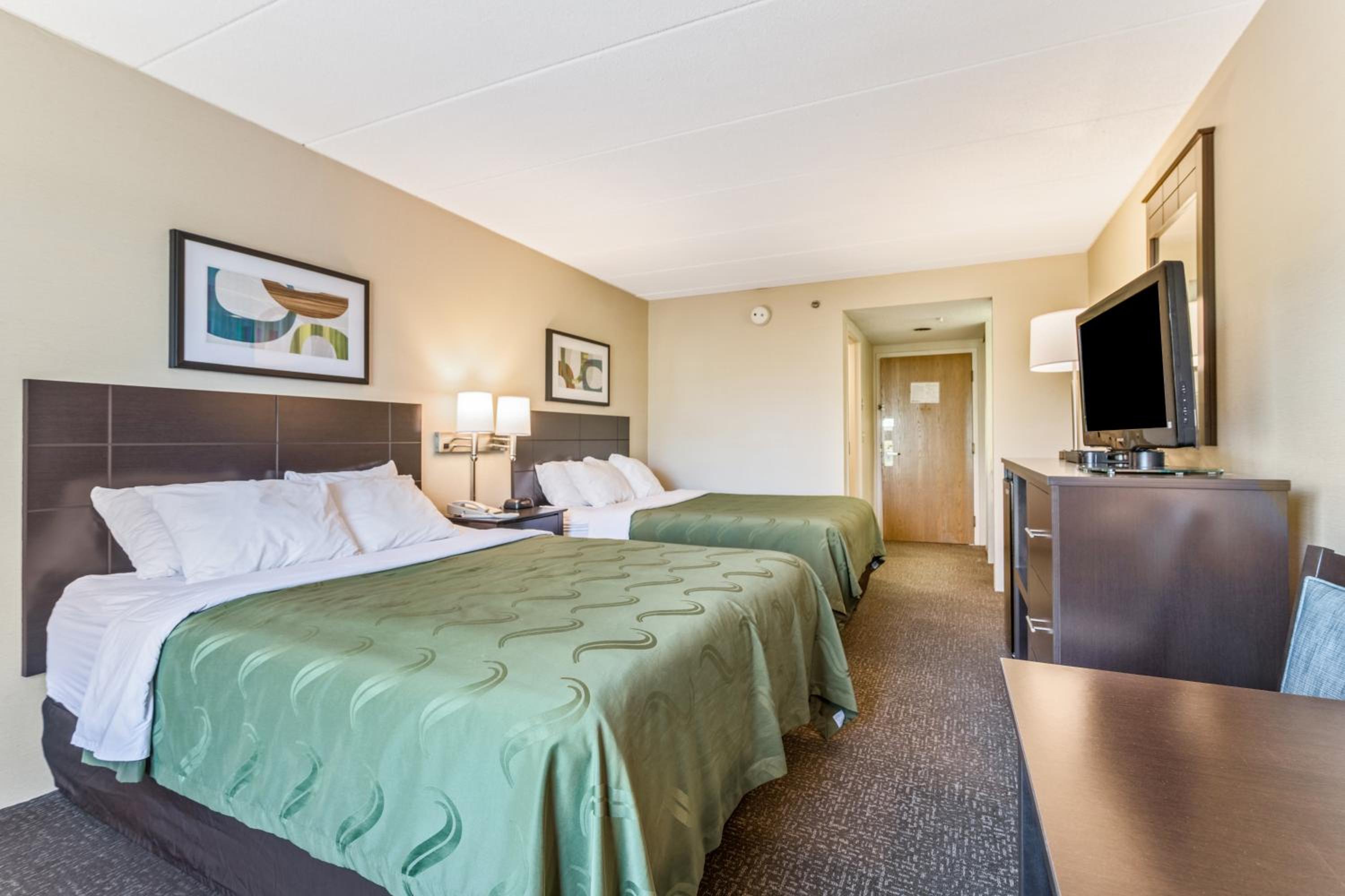 Queen Room with Two Queen Beds - Non-Smoking - Photo 9