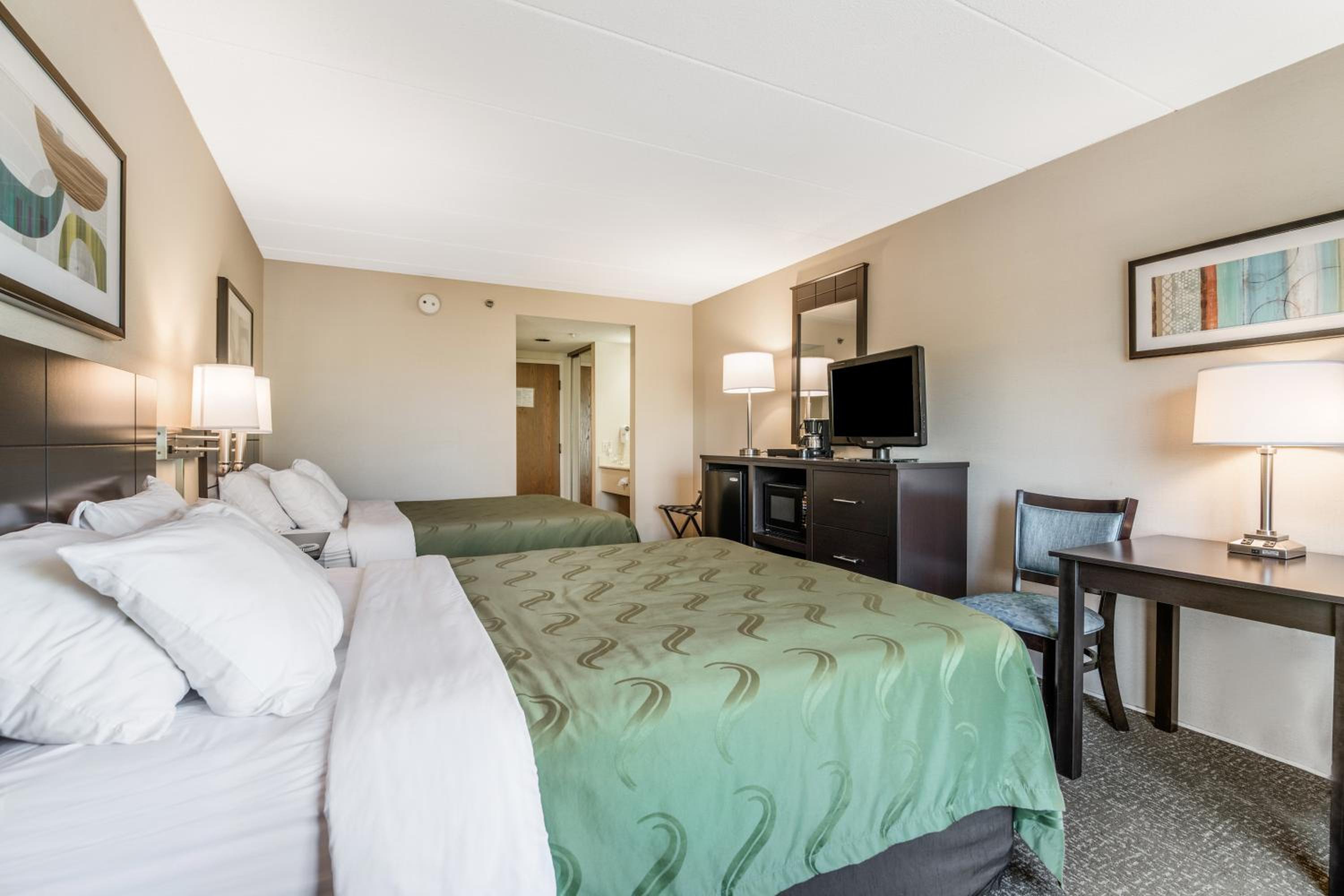 Queen Room with Two Queen Beds - Non-Smoking - Photo 8