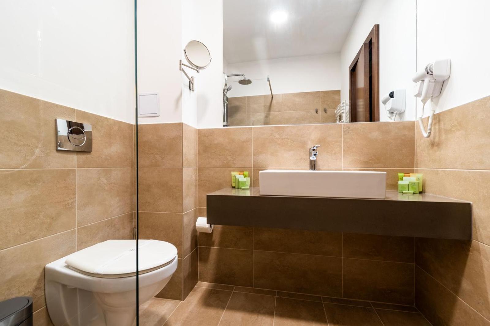 Deluxe Double or Twin Room with Balcony - Photo 4