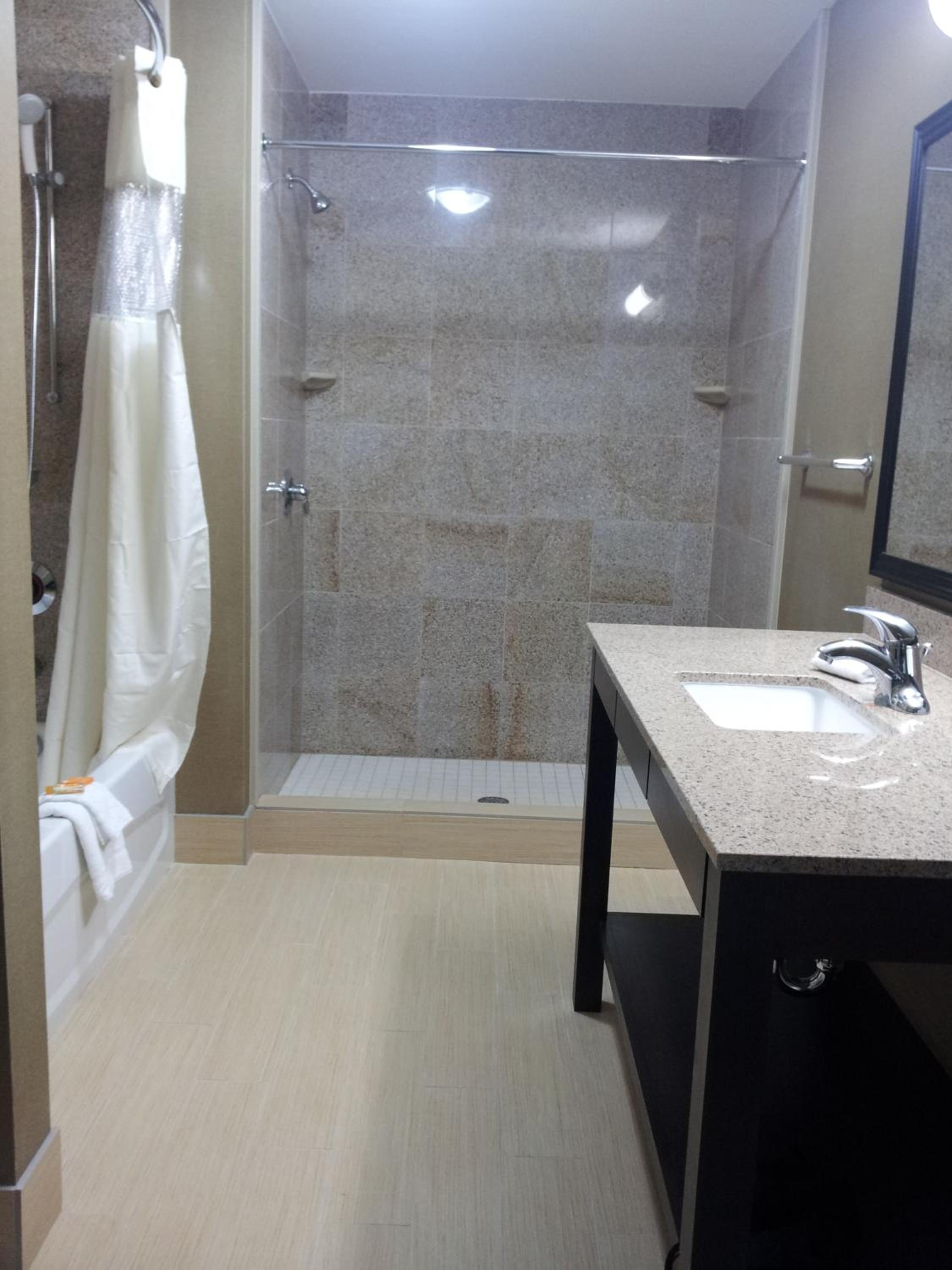 Queen Room with Two Queen Beds - Disability Access photo 2