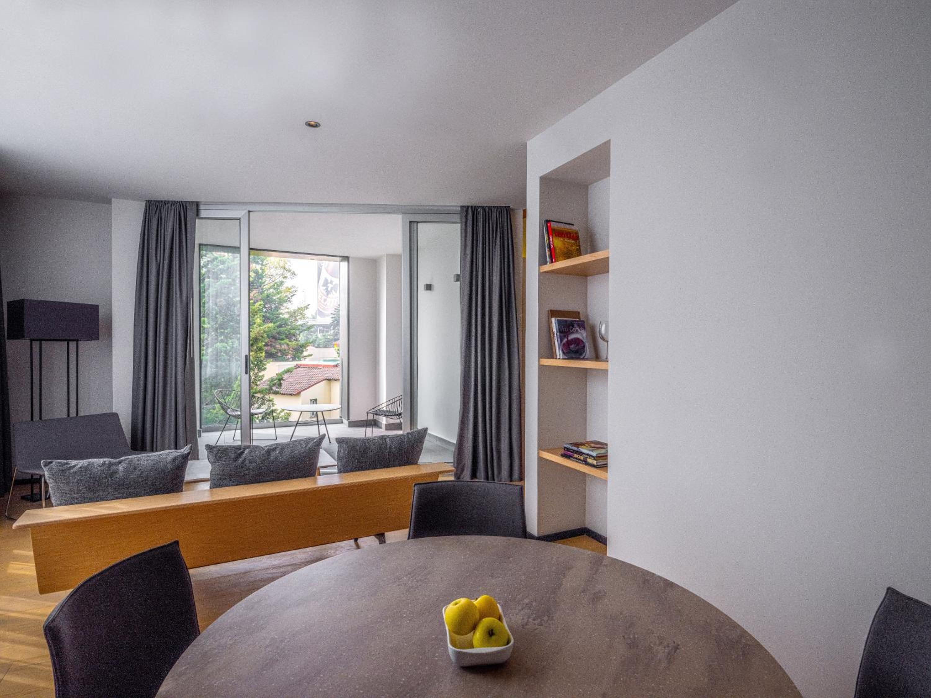 Suite - Photo 1