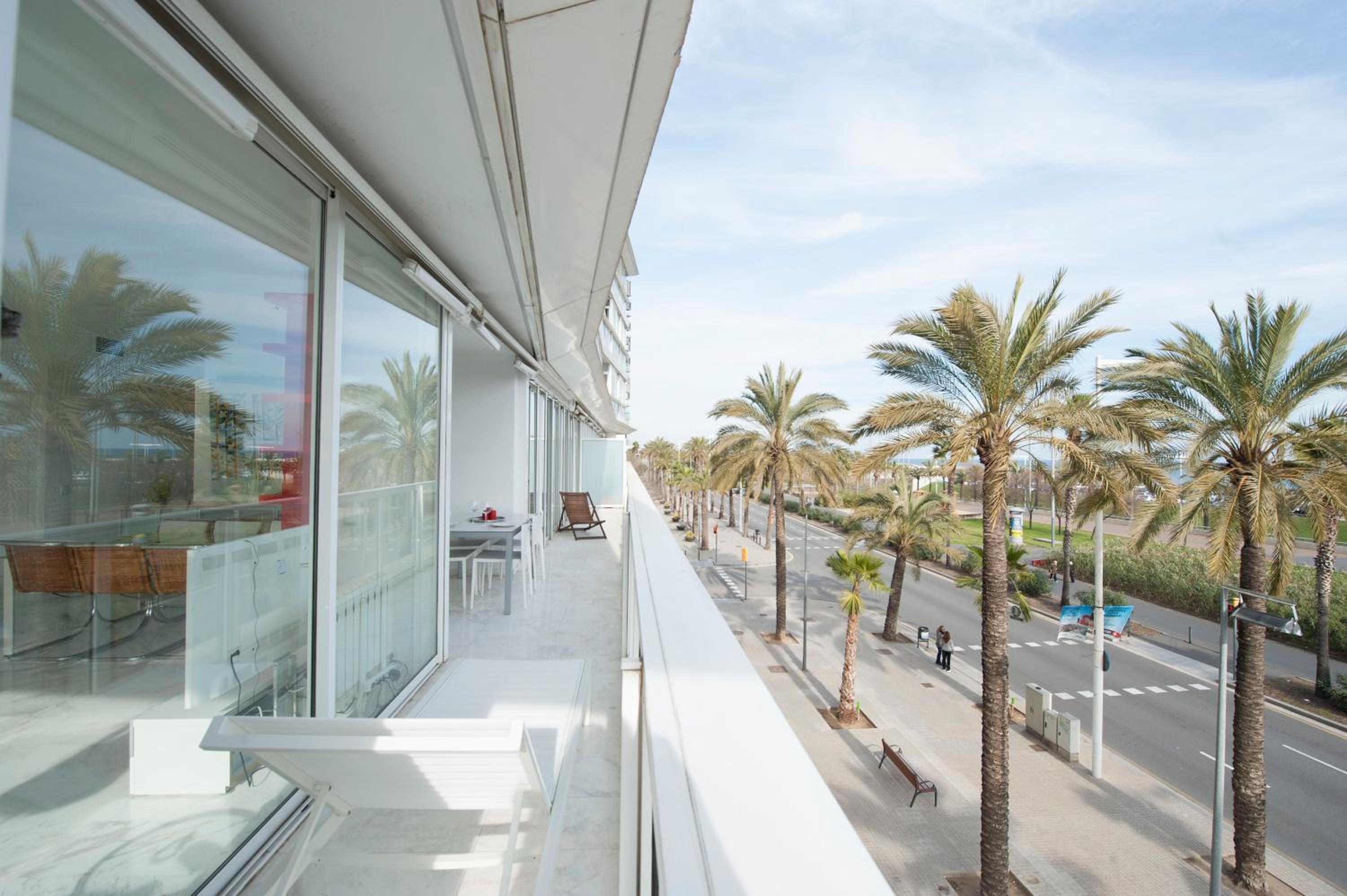 Three-Bedroom Apartment (5-6 Adults) with sea view photo 3