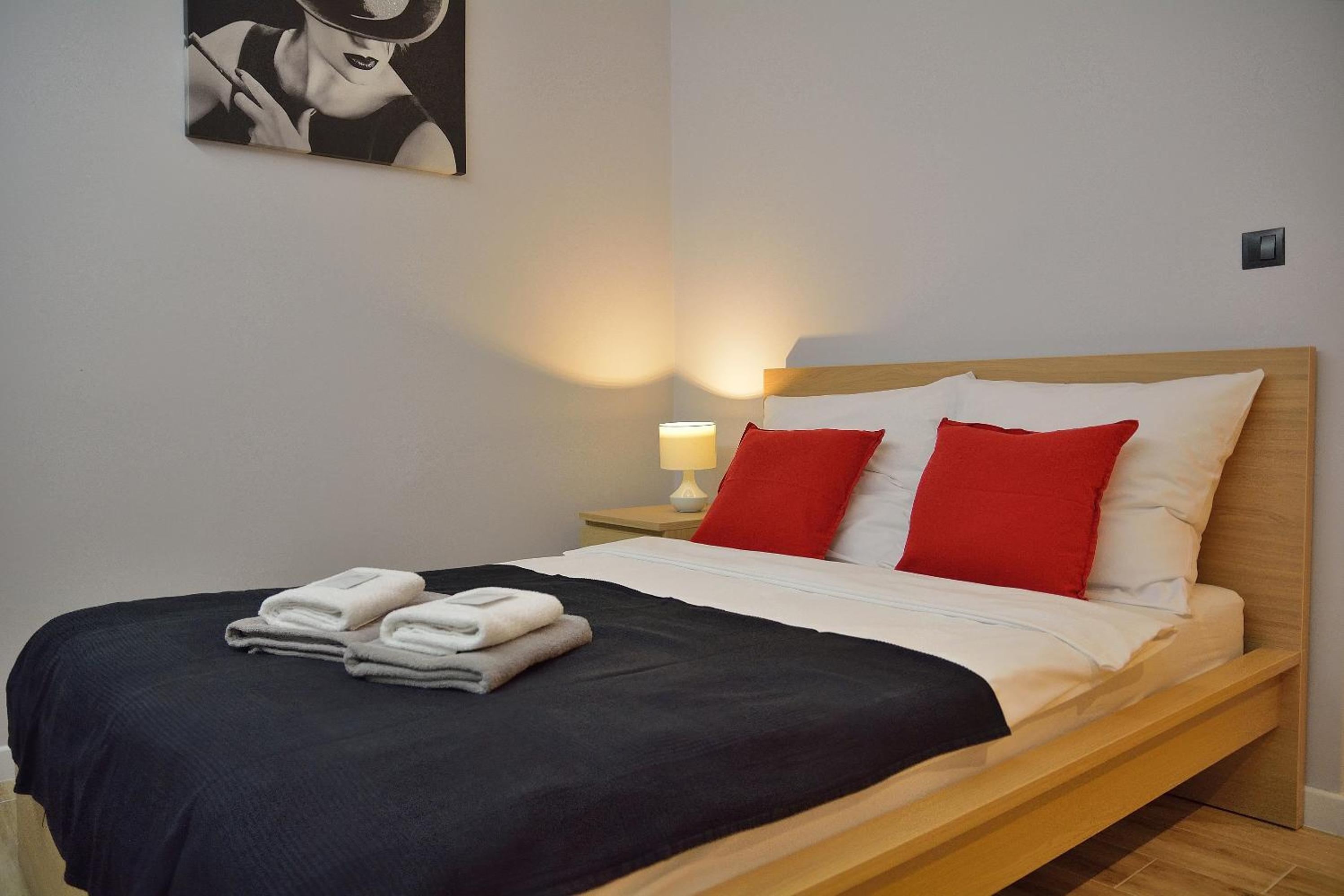 Studio Apartment with Balcony and City View - Złota 11 (7th floor)