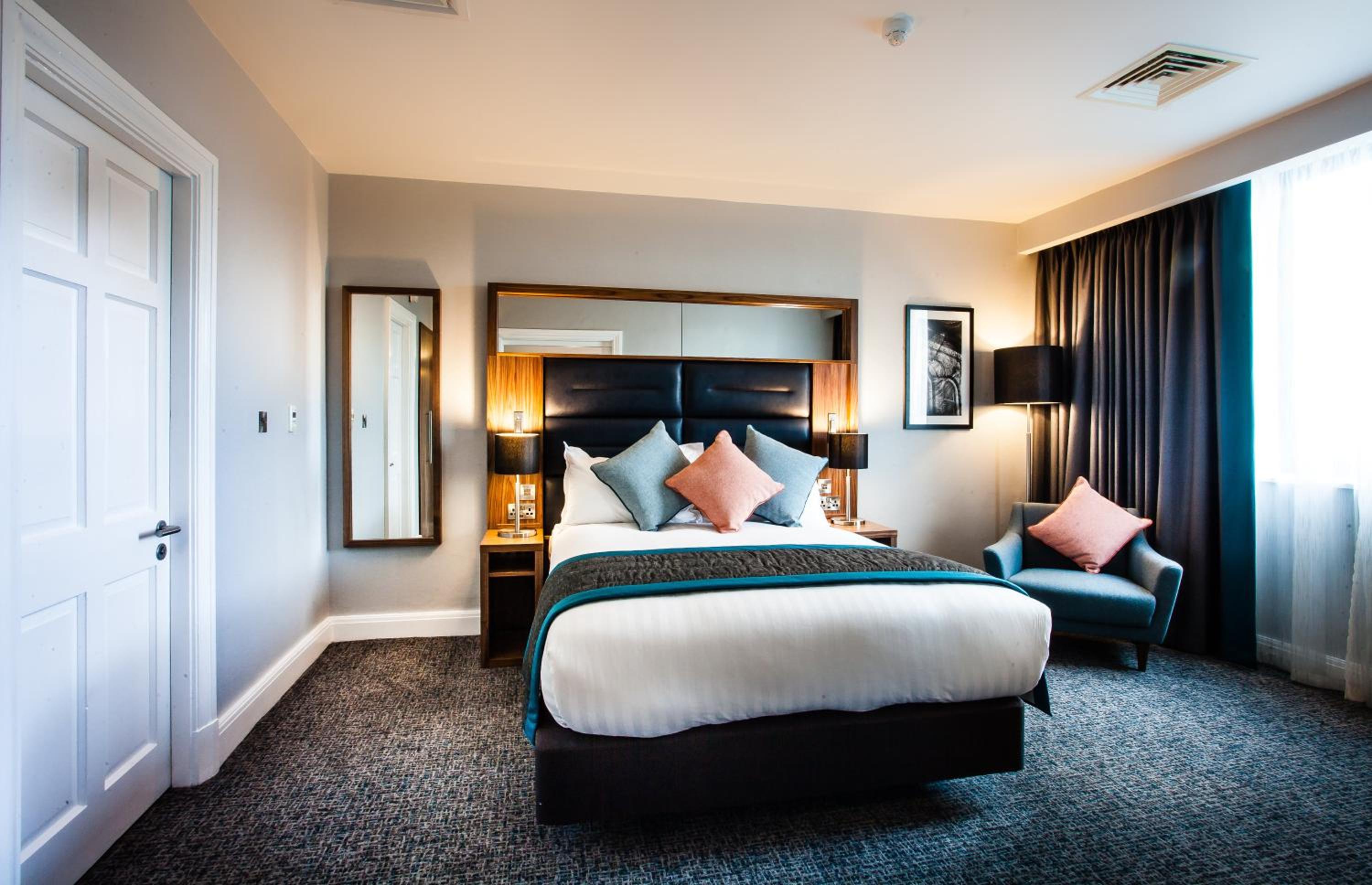 One-Bedroom Queen Suite with Lounge Access - Photo 6