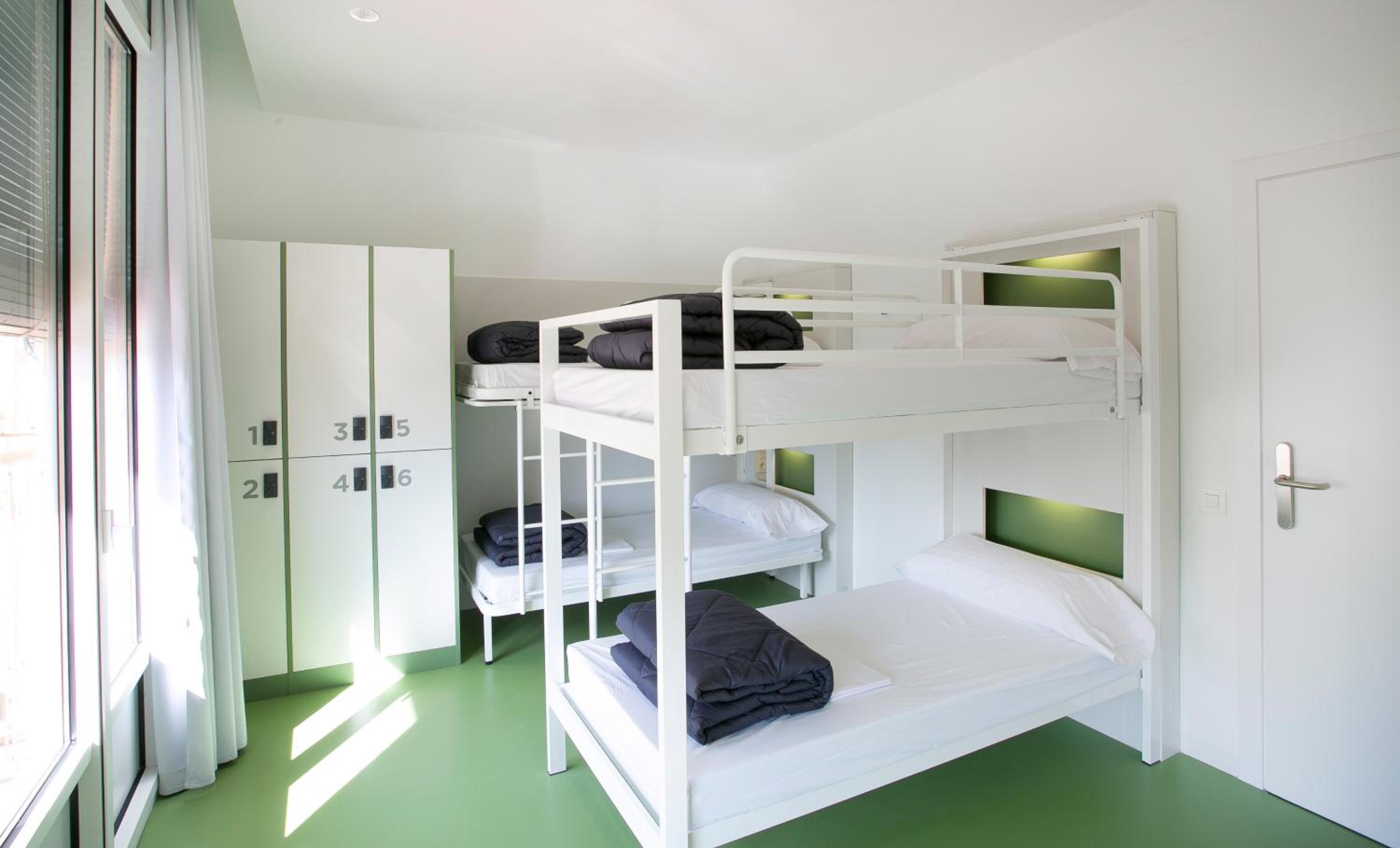 Cama en habitación compartida de 6 camas