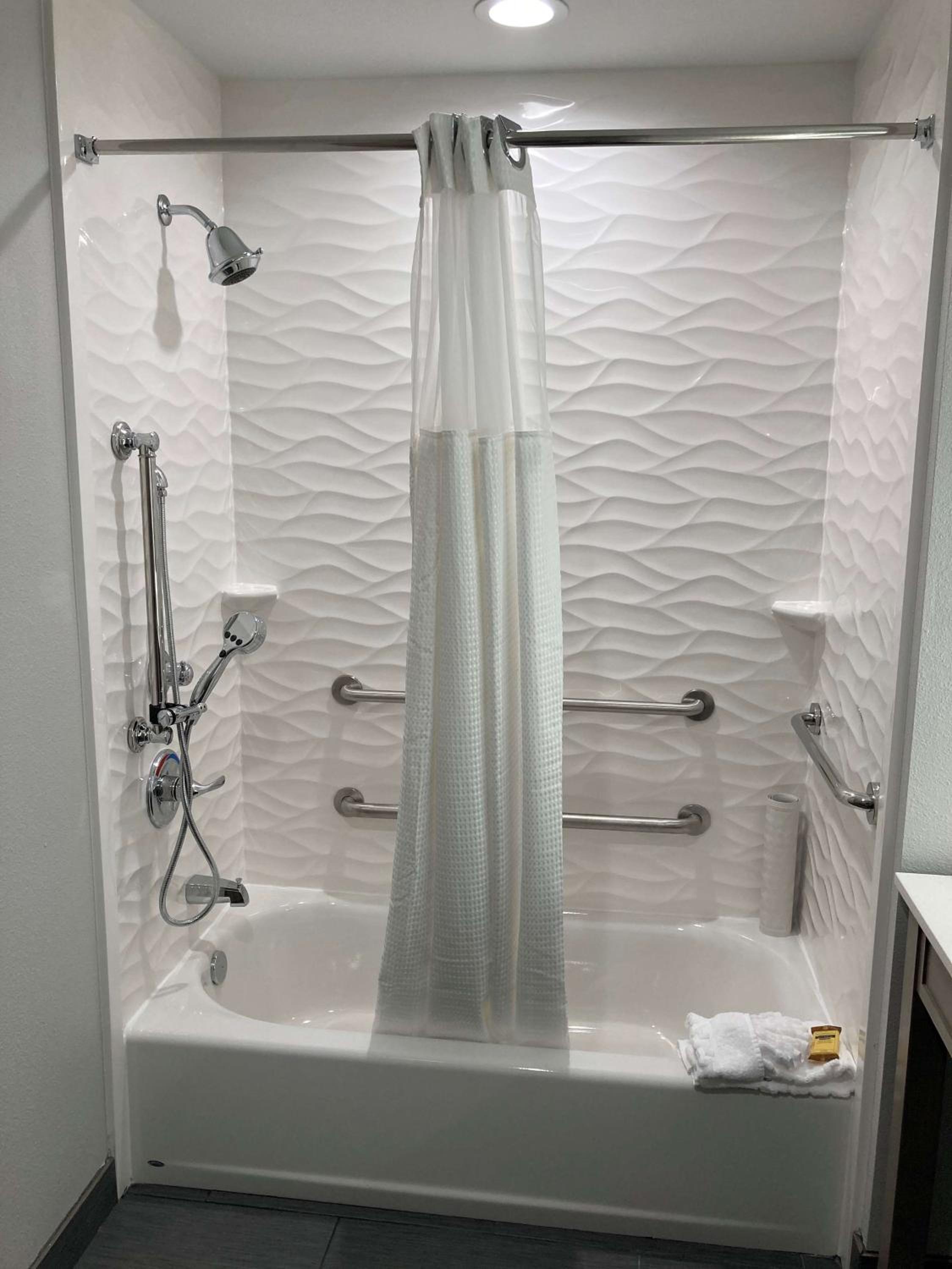 Queen Room with Two Queen Beds and Mobility Accessible Bathtub - Photo 7