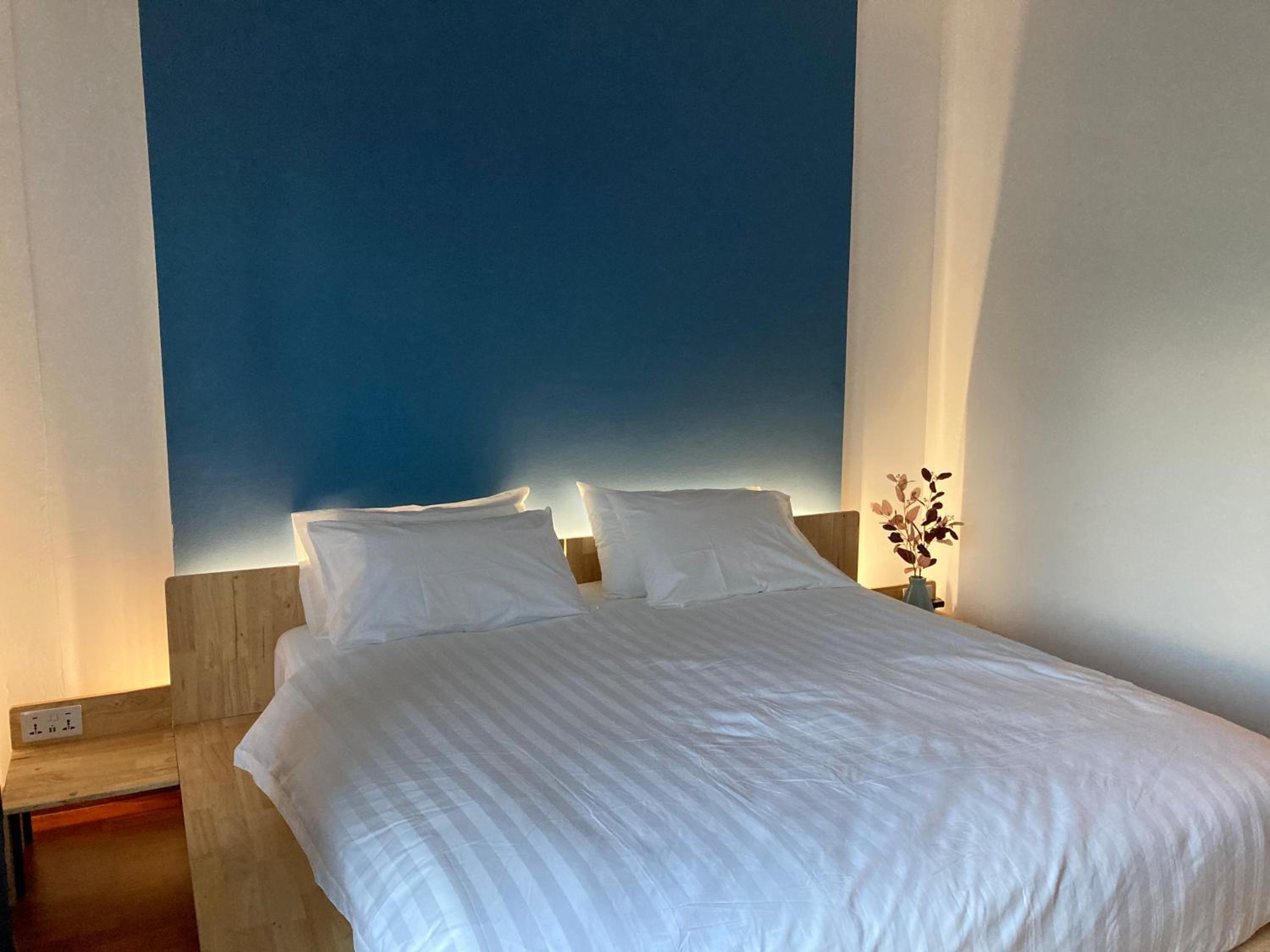 Deluxe Double Room with Balcony - Photo 11